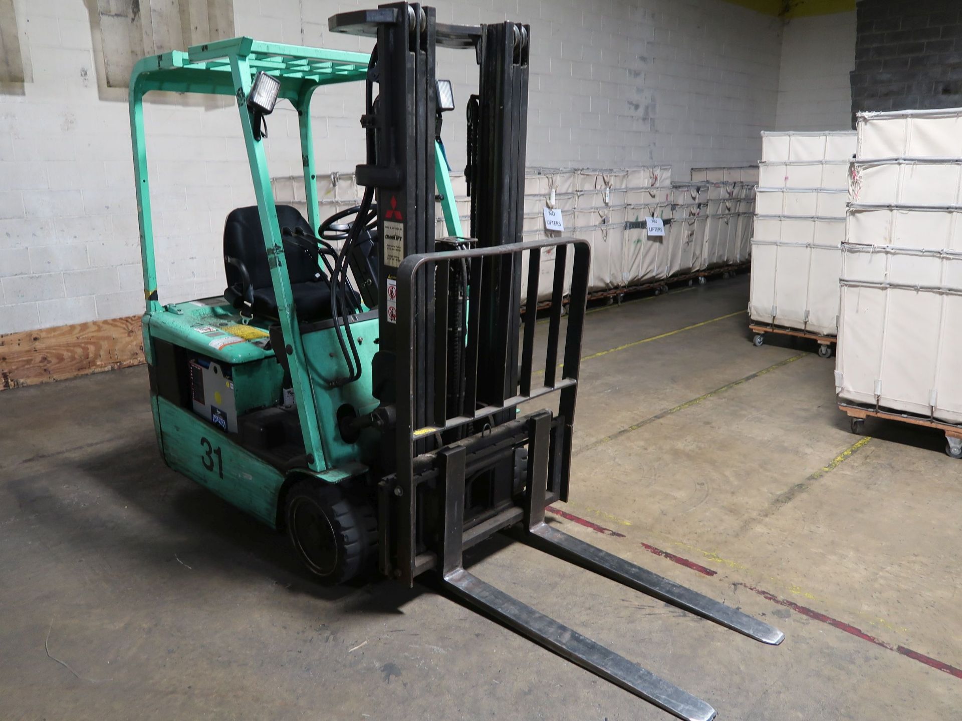 3,000 LB. MITSUBISHI MODEL FB16KT ELECTRIC SIT-DOWN 3-WHEEL LIFT TRUCK; S/N EFB4B00226, 3-STAGE - Image 5 of 15