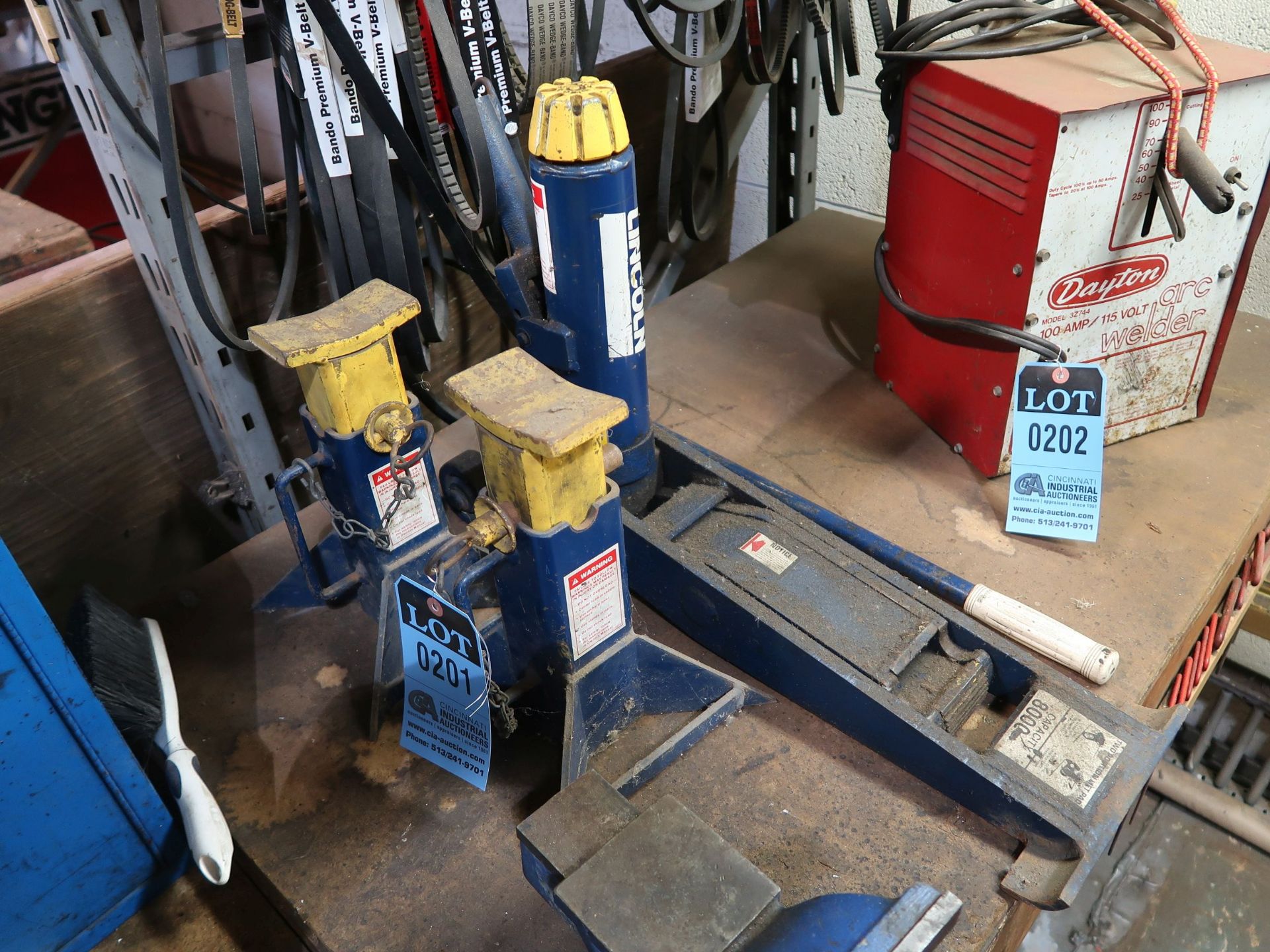 (LOT) 8,000 LB. LINCOLN HYDRAULIC FLOOR JACK & (2) 5-TON LINCOLN JACK STANDS