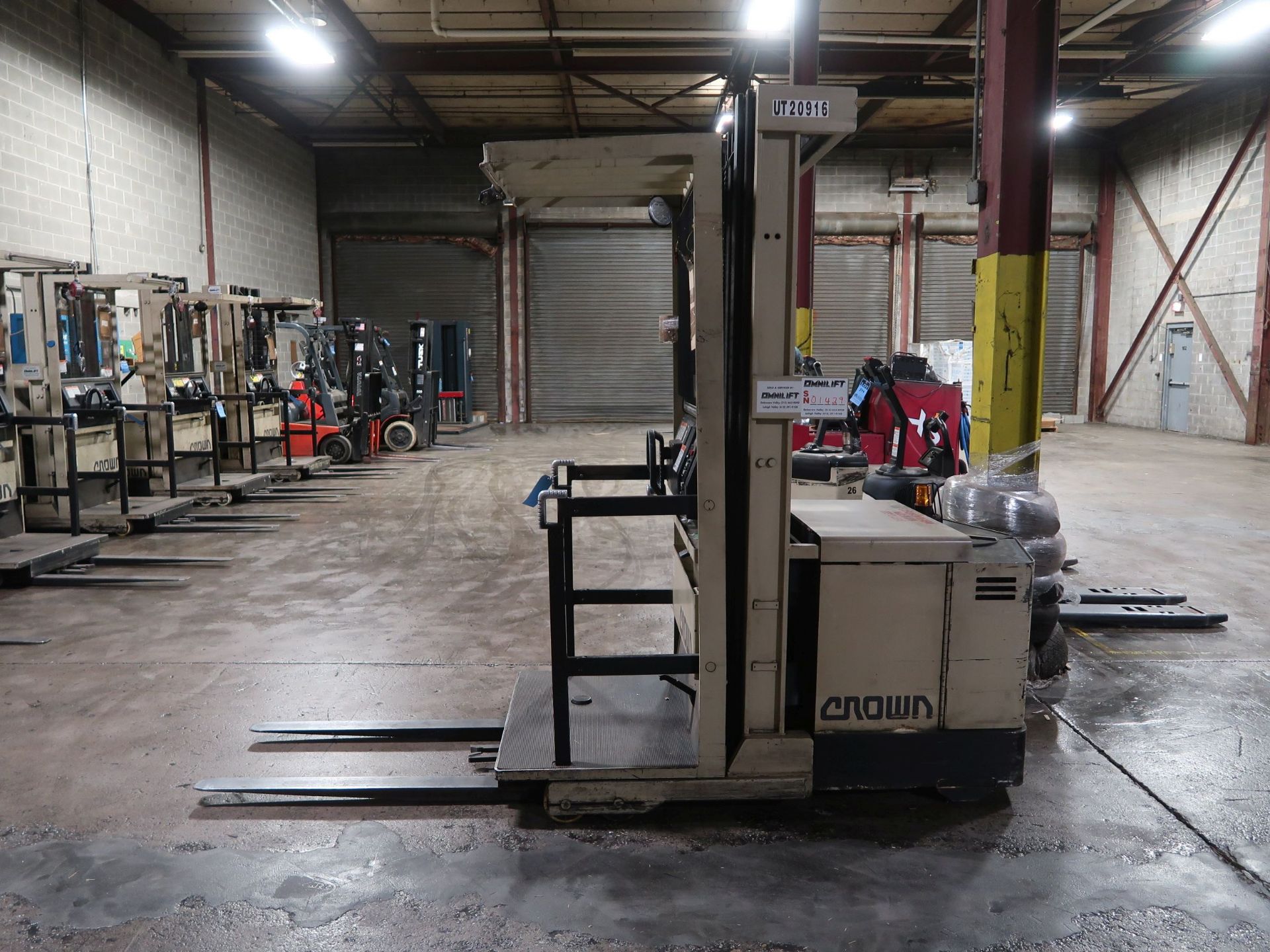 3,000 LB. CROWN MODEL SP36 ELECTRIC ORDER PICKER; S/N 1A232048, 210" LIFT HEIGHT, 7,265 HOURS, W/ - Image 4 of 10