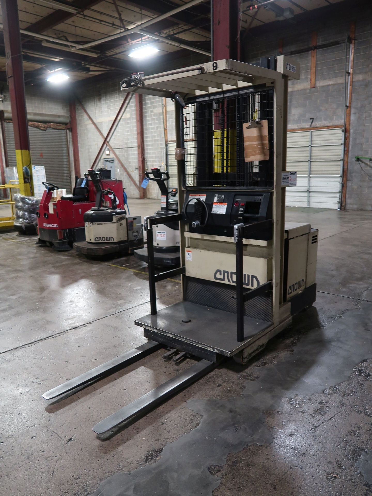 3,000 LB. CROWN MODEL SP36 ELECTRIC ORDER PICKER; S/N 1A232048, 210" LIFT HEIGHT, 7,265 HOURS, W/ - Image 3 of 10