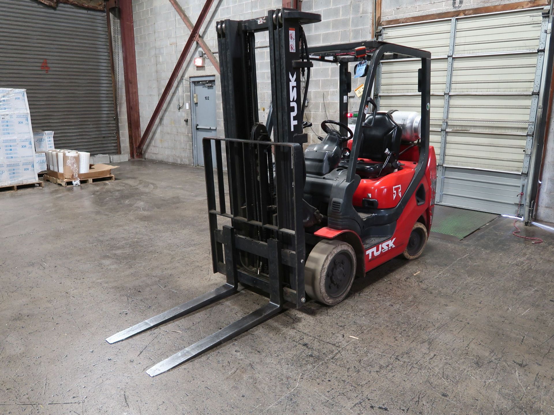 5,000 LB. TUSK MODEL 500CG-16 LP GAS SOLD TIRE LIFT TRUCK; S/N 211949A, 3-STAGE MAST, 84" MAST