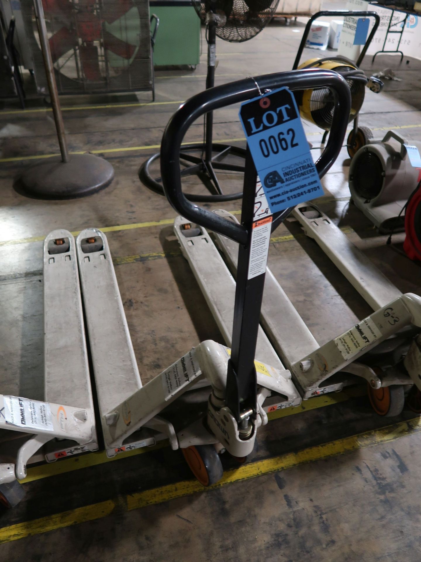 5,500 LB. HYDRAULIC PALLET TRUCK