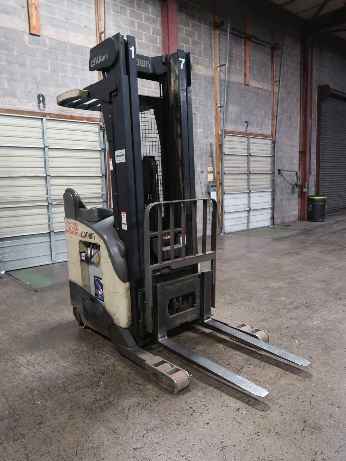 4,500 LB. CROWN MODEL RR5000 ELECTRIC REACH TRUCK; S/N 1A234606, 240" LIFT HEIGHT, 29" REACH, 3, - Image 3 of 15