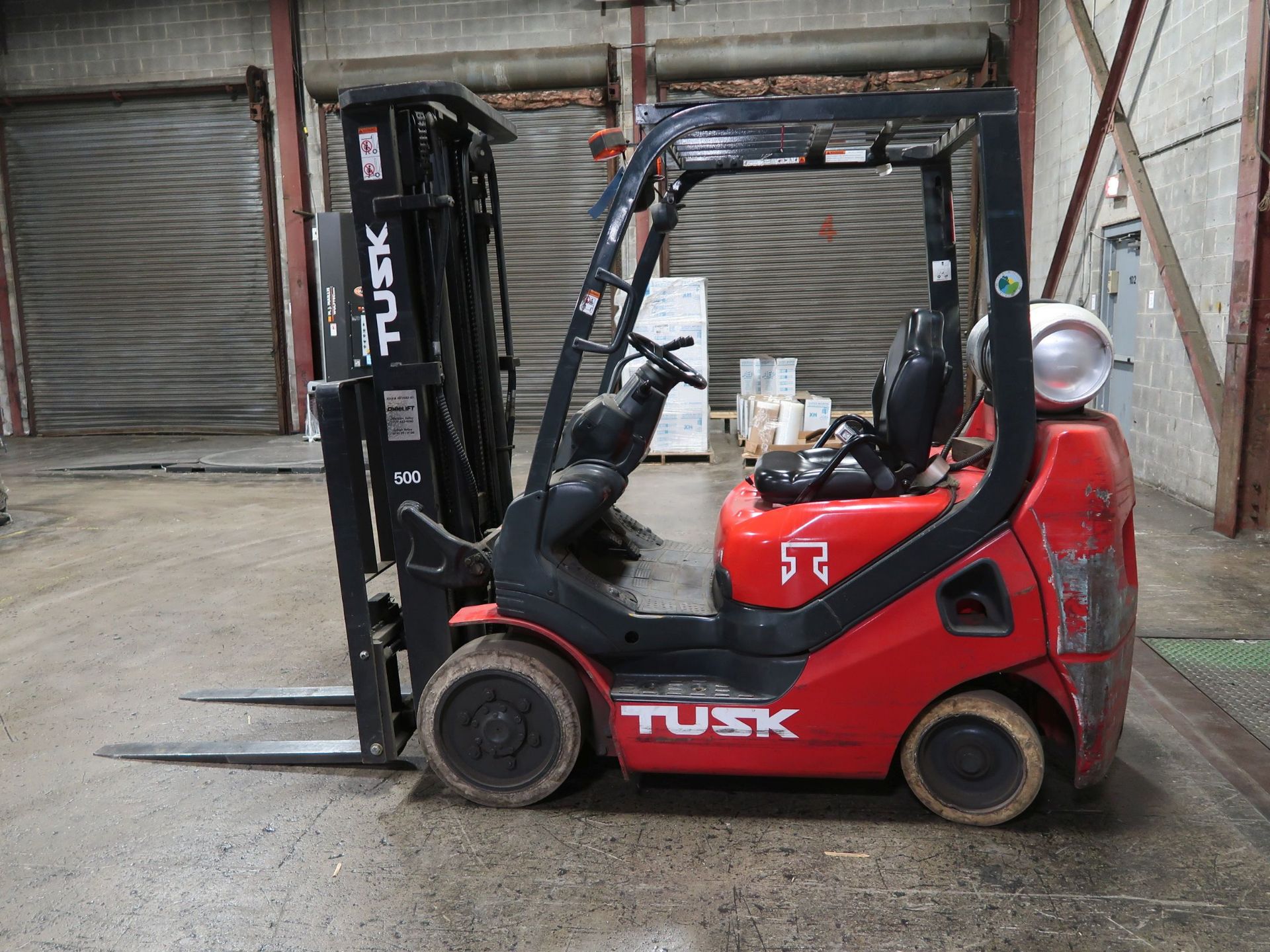 5,000 LB. TUSK MODEL 500CG-16 LP GAS SOLD TIRE LIFT TRUCK; S/N 211949A, 3-STAGE MAST, 84" MAST - Image 8 of 11