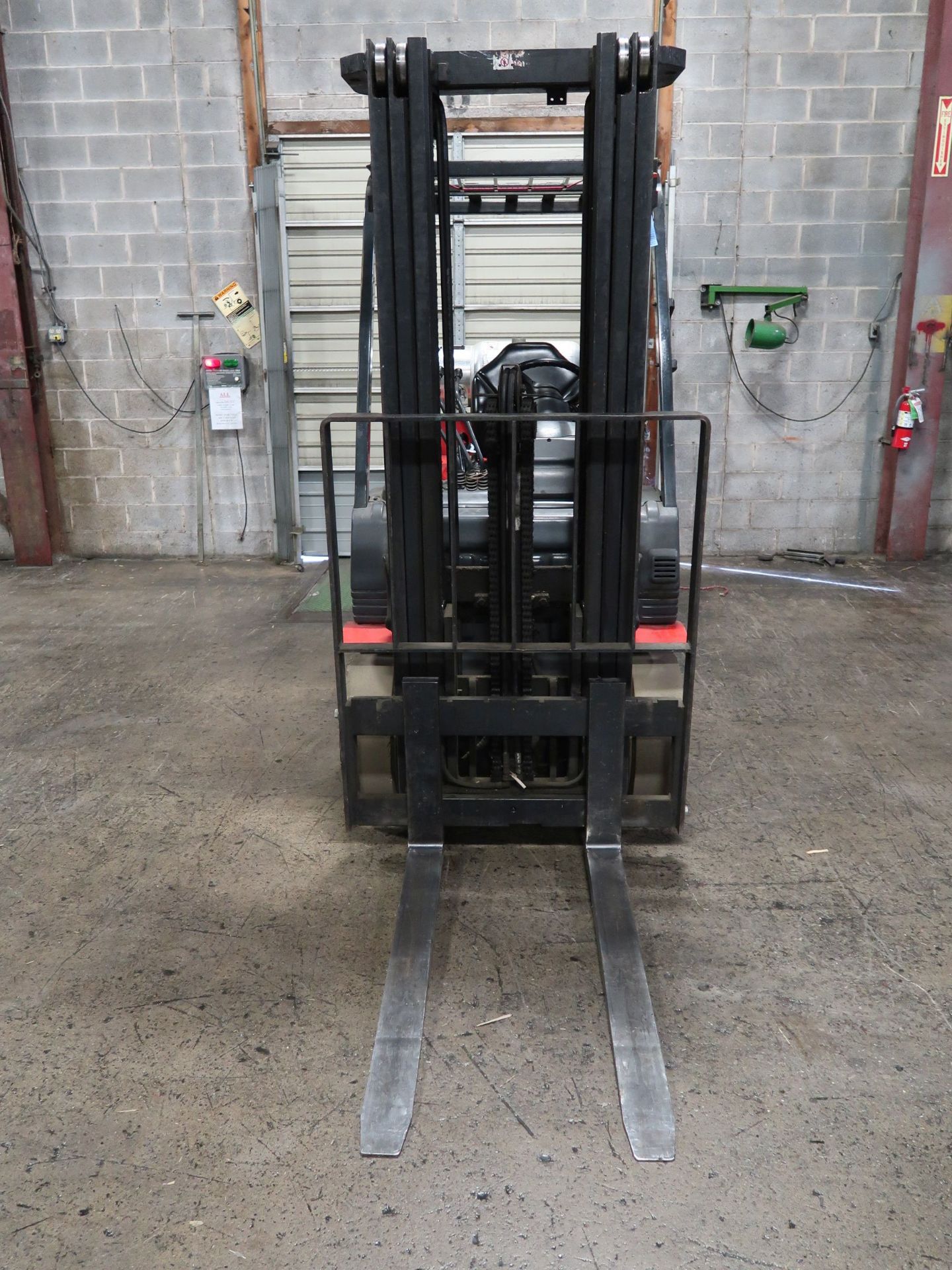 5,000 LB. TUSK MODEL 500CG-16 LP GAS SOLD TIRE LIFT TRUCK; S/N 211949A, 3-STAGE MAST, 84" MAST - Image 2 of 11