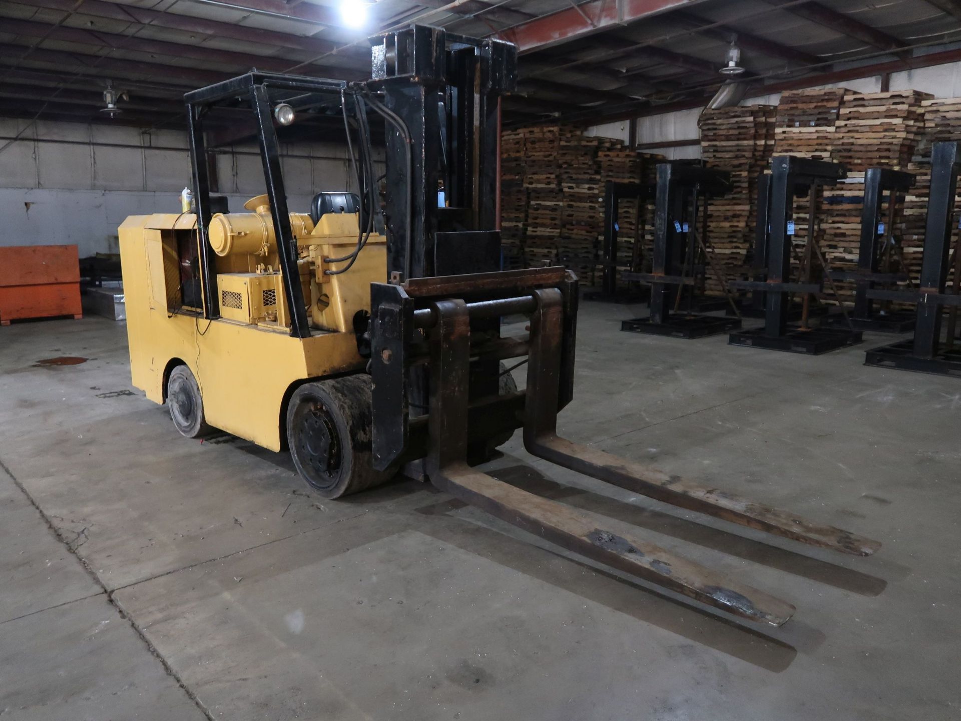 20,000 LB. HOIST MODEL FKS10 DIESEL SOLID TIRE LIFT TRUCK; VIN 19970, 76" FORKS, FORK - Image 3 of 11