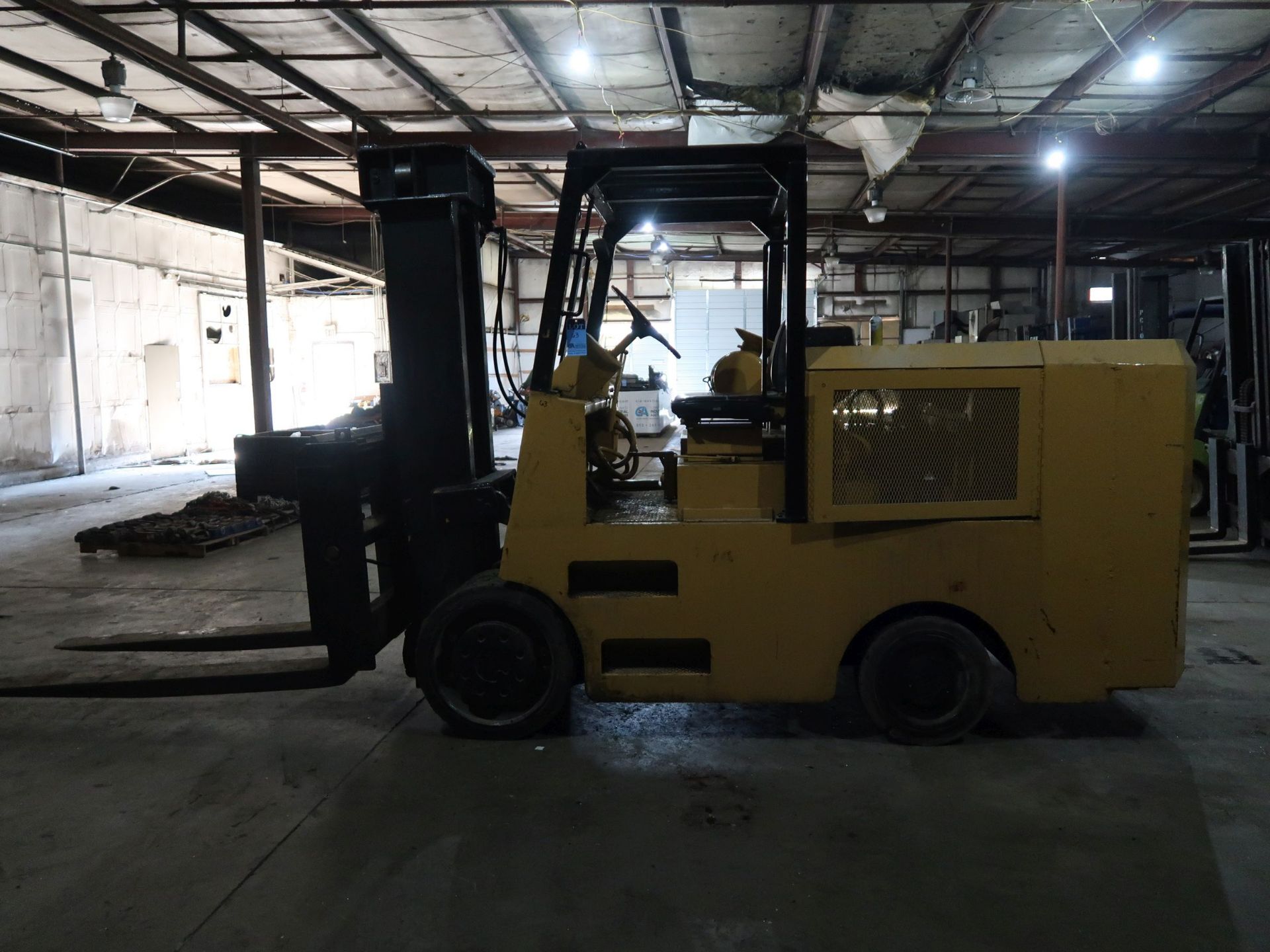 20,000 LB. HOIST MODEL FKS10 DIESEL SOLID TIRE LIFT TRUCK; VIN 19970, 76" FORKS, FORK - Image 8 of 11