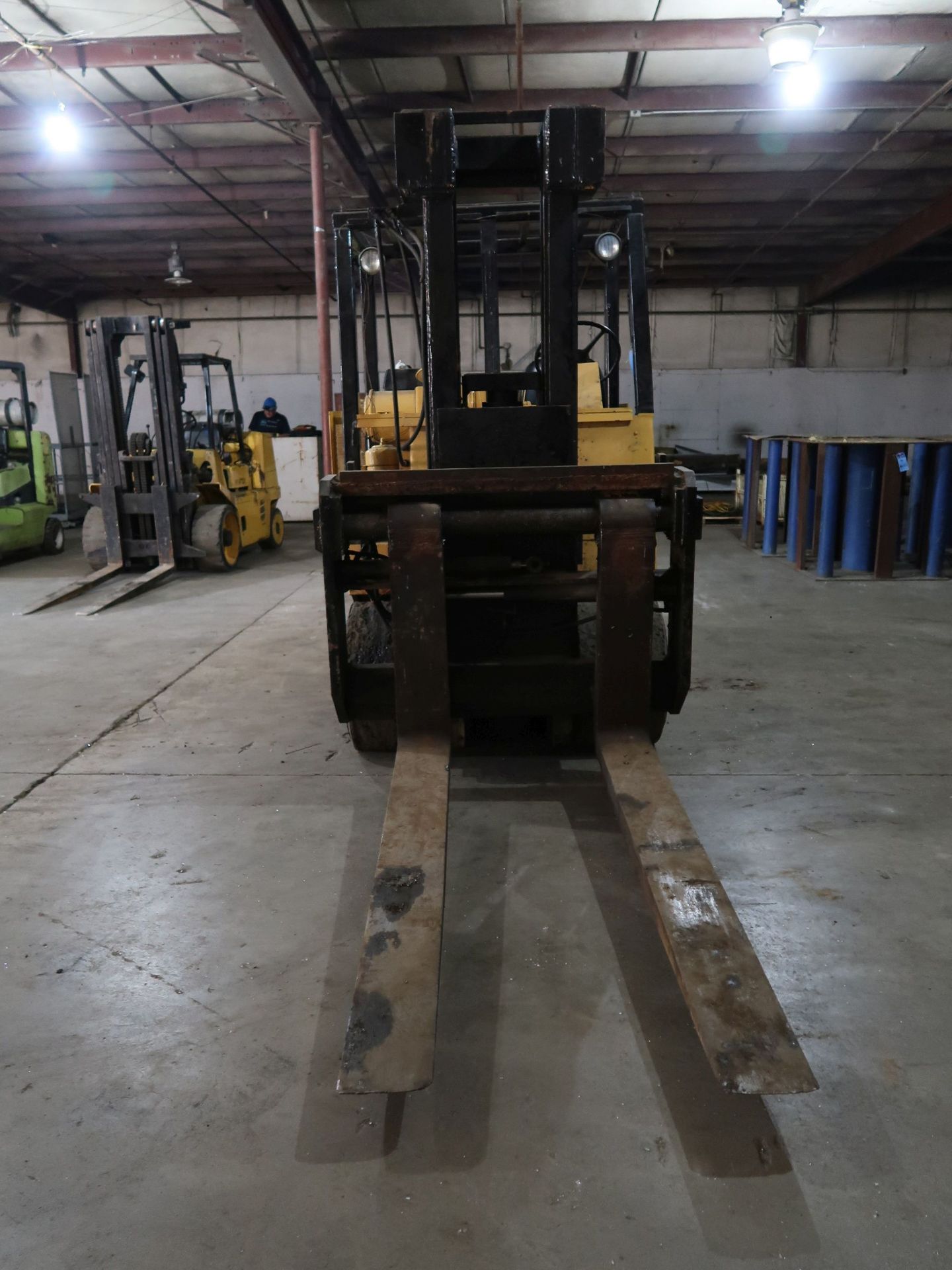 20,000 LB. HOIST MODEL FKS10 DIESEL SOLID TIRE LIFT TRUCK; VIN 19970, 76" FORKS, FORK - Image 2 of 11