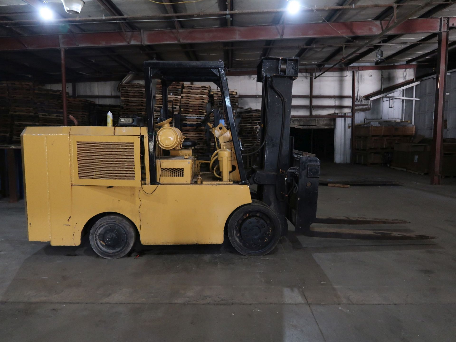 20,000 LB. HOIST MODEL FKS10 DIESEL SOLID TIRE LIFT TRUCK; VIN 19970, 76" FORKS, FORK - Image 4 of 11