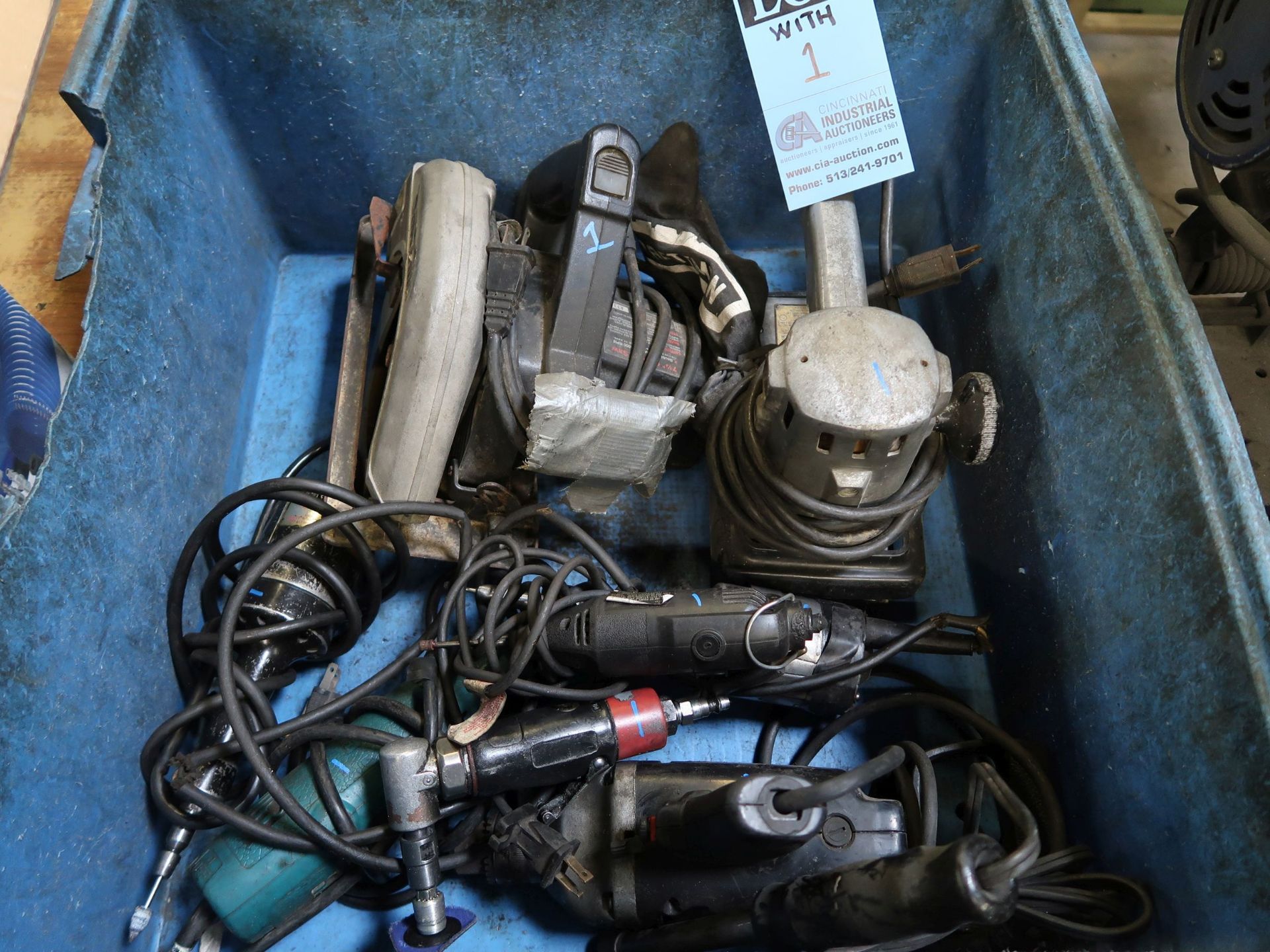 (LOT) MISCELLANEOUS ELECTRIC TOOLS INCLUDING SAWS, SANDERS, GRINDERS, AND DRILLS - Image 2 of 3