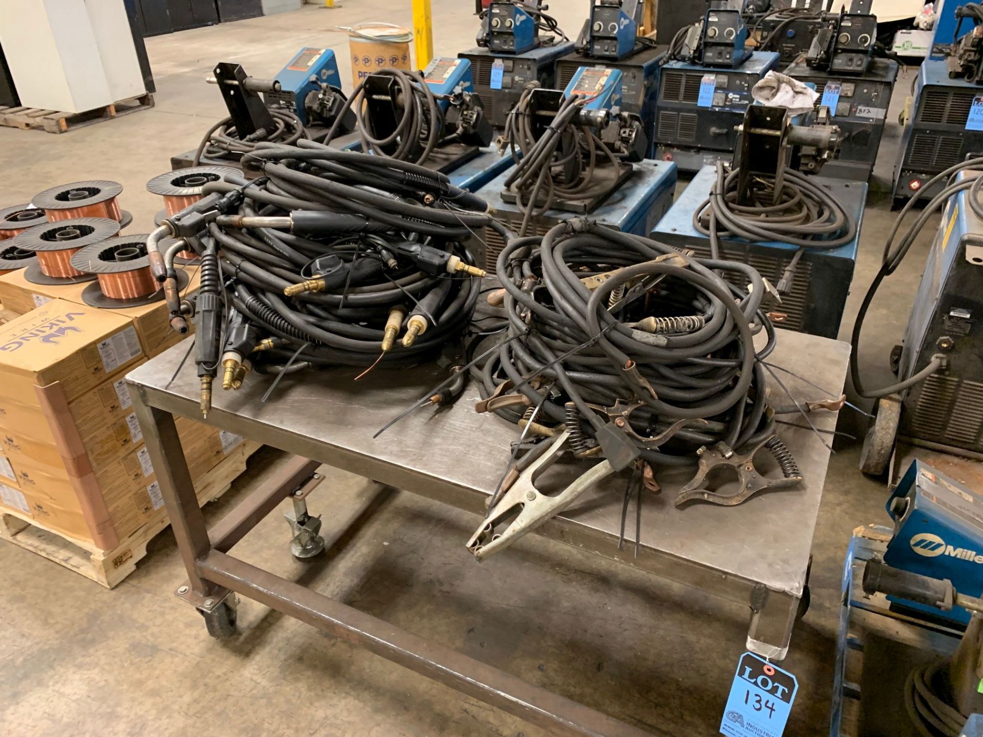 (LOT) WELDING GUNS AND GROUND LEADS WITH TABLE