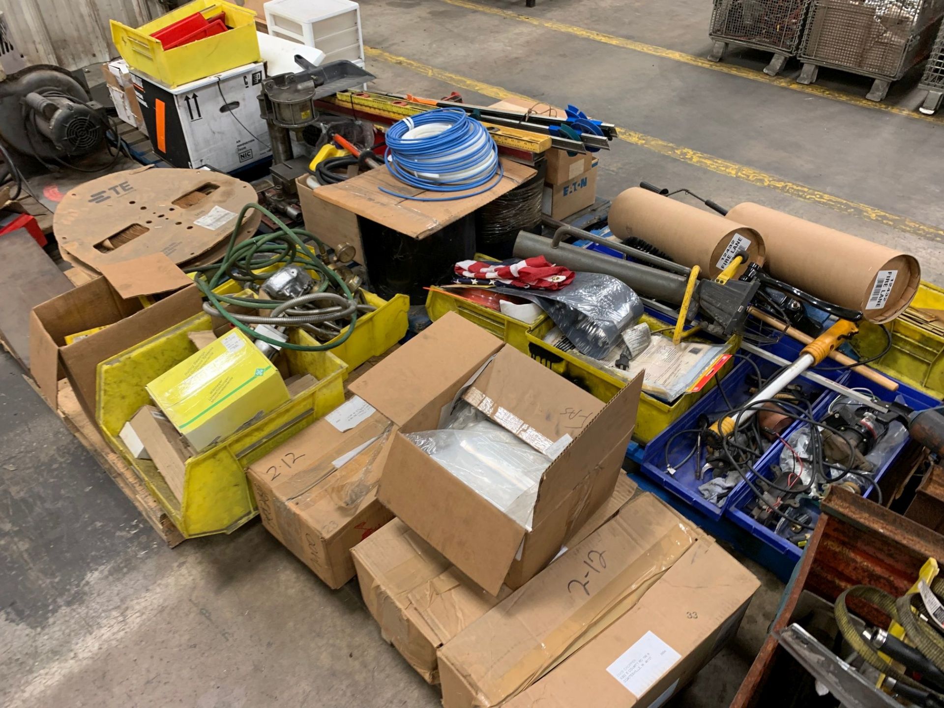 (LOT) MISCELLANEOUS PARTS, TOOLS, HOSE AND BUILDING MAINTENANCE SUPPLIES - Image 2 of 5