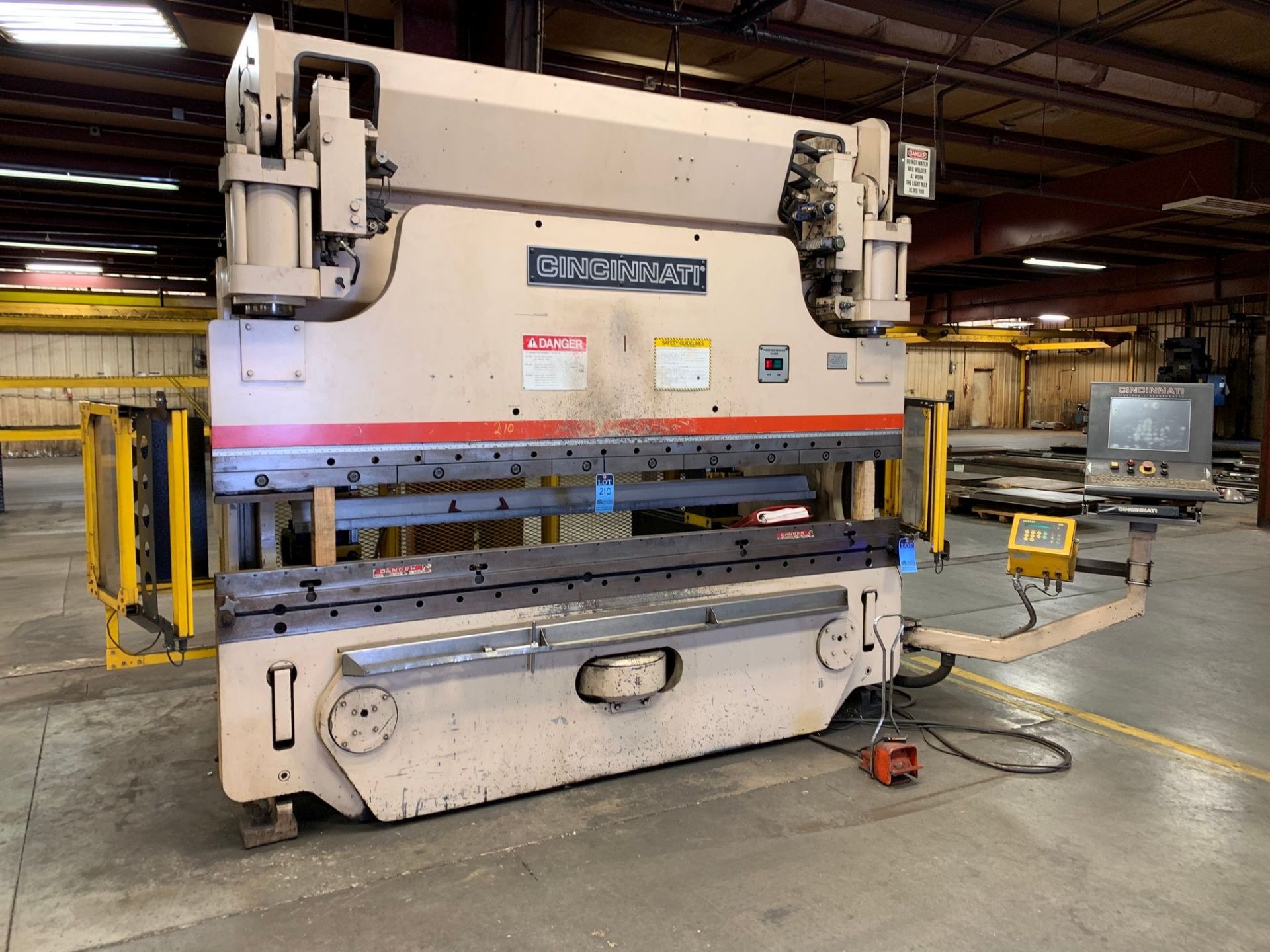 135 TON X 10' CINCINNATI MODEL 135AFTX8FT CNC PRESS BRAKE; S/N 53336, 10' OVERALL, 102" BETWEEN