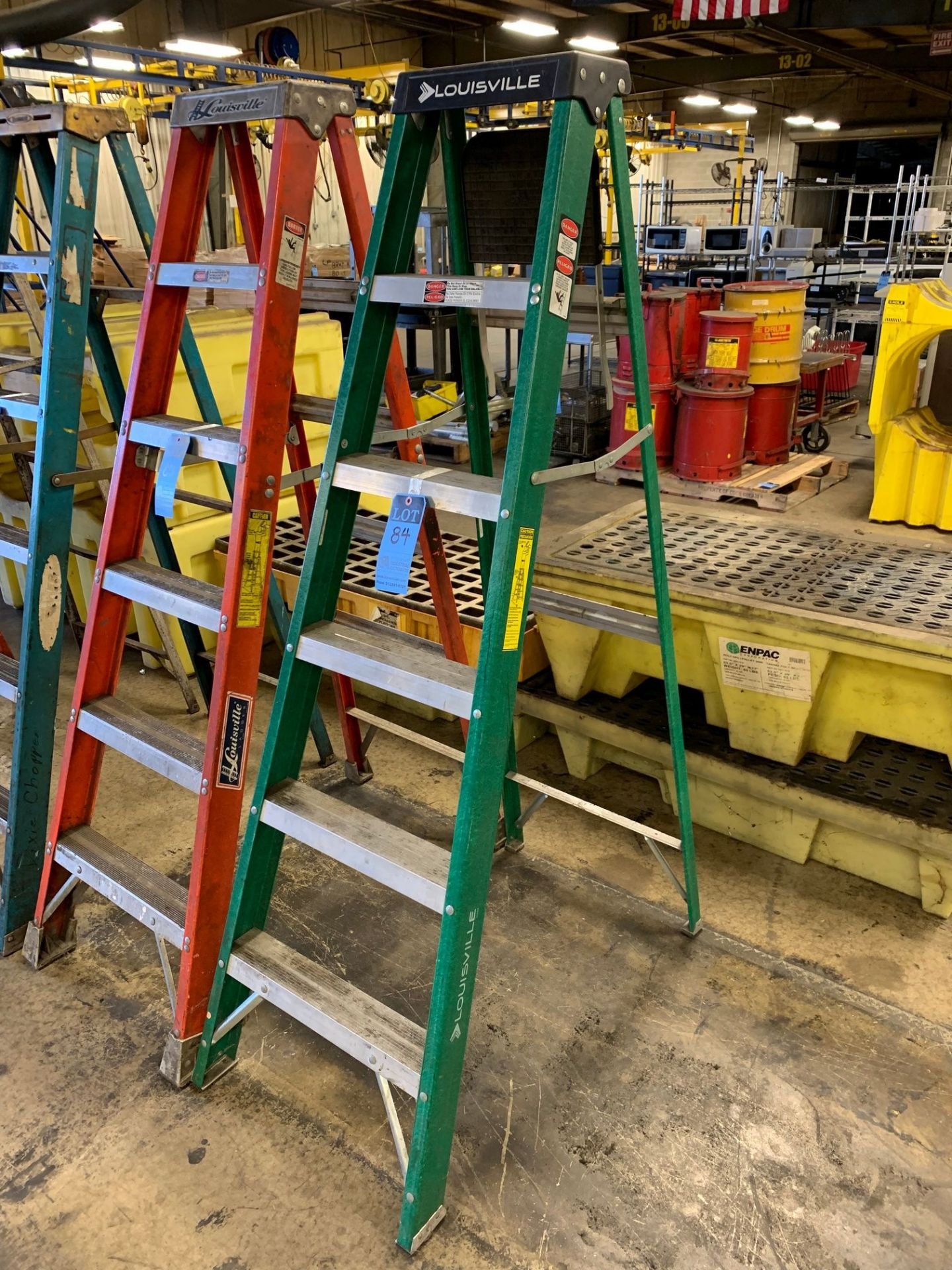 8' LOUISVILLE FIBERGLASS STEPLADDER