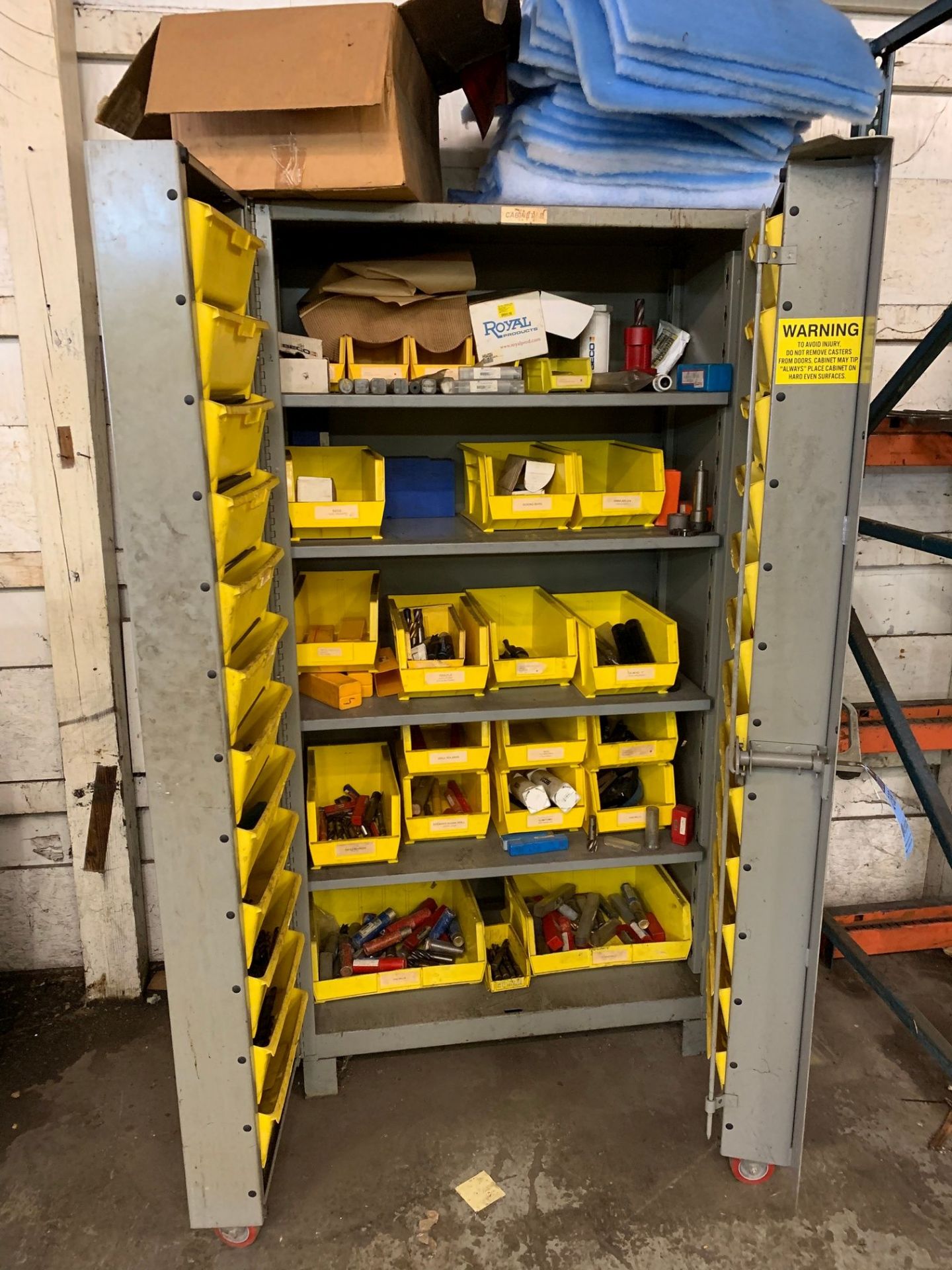 LYON TOOLING CABINET WITH MISCELLANEOUS TOOLING