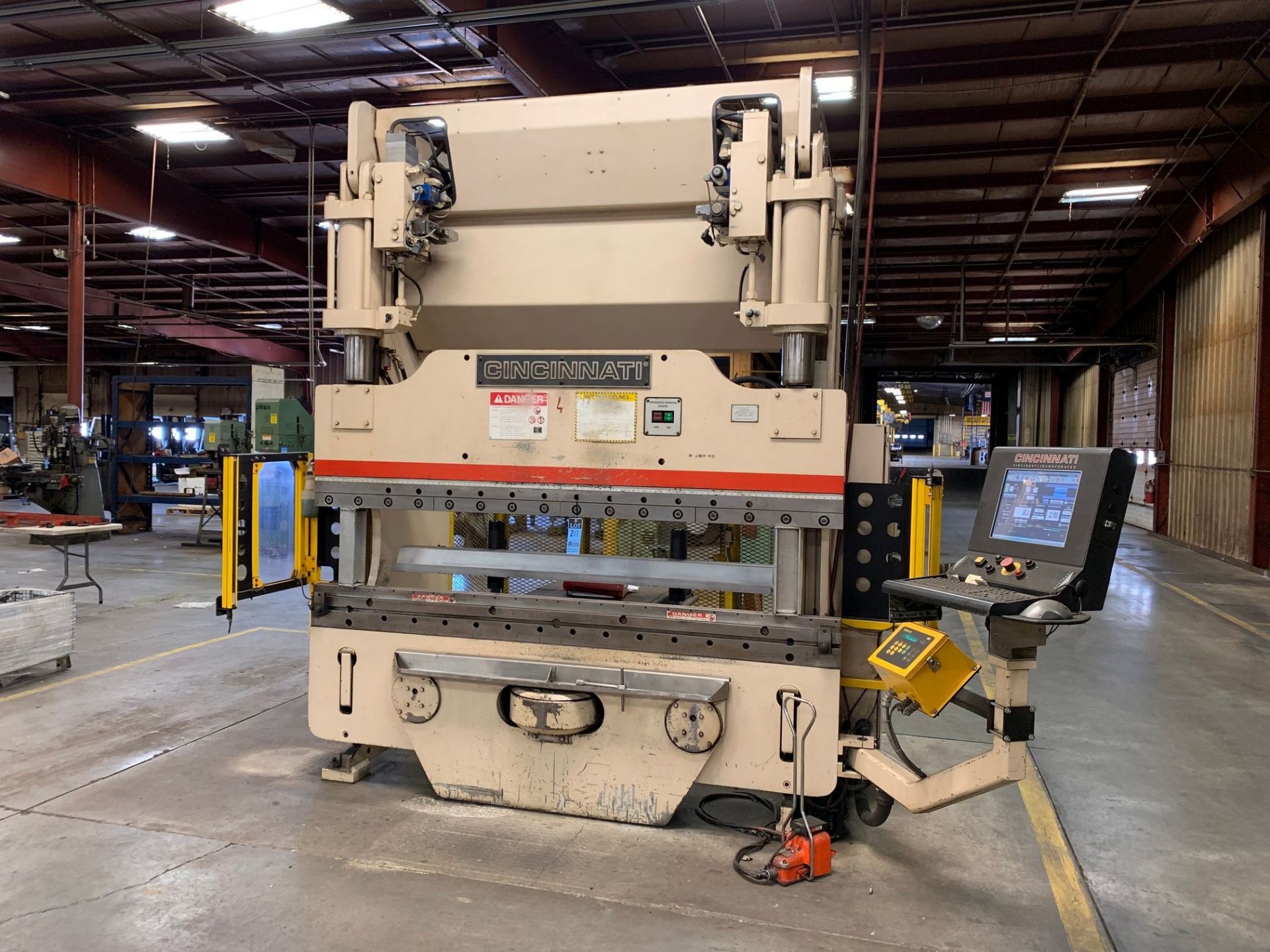 90 TON X 8' CINCINNATI MODEL 90AF+X6FT CNC PRESS BRAKE; S/N 53334, 8' OVERALL, 78" BETWEEN HOUSINGS, - Image 2 of 14