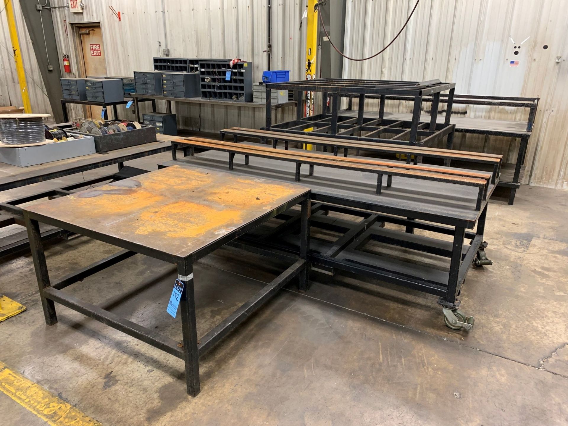 (LOT) MISCELLANEOUS SIZE STEEL TABLES