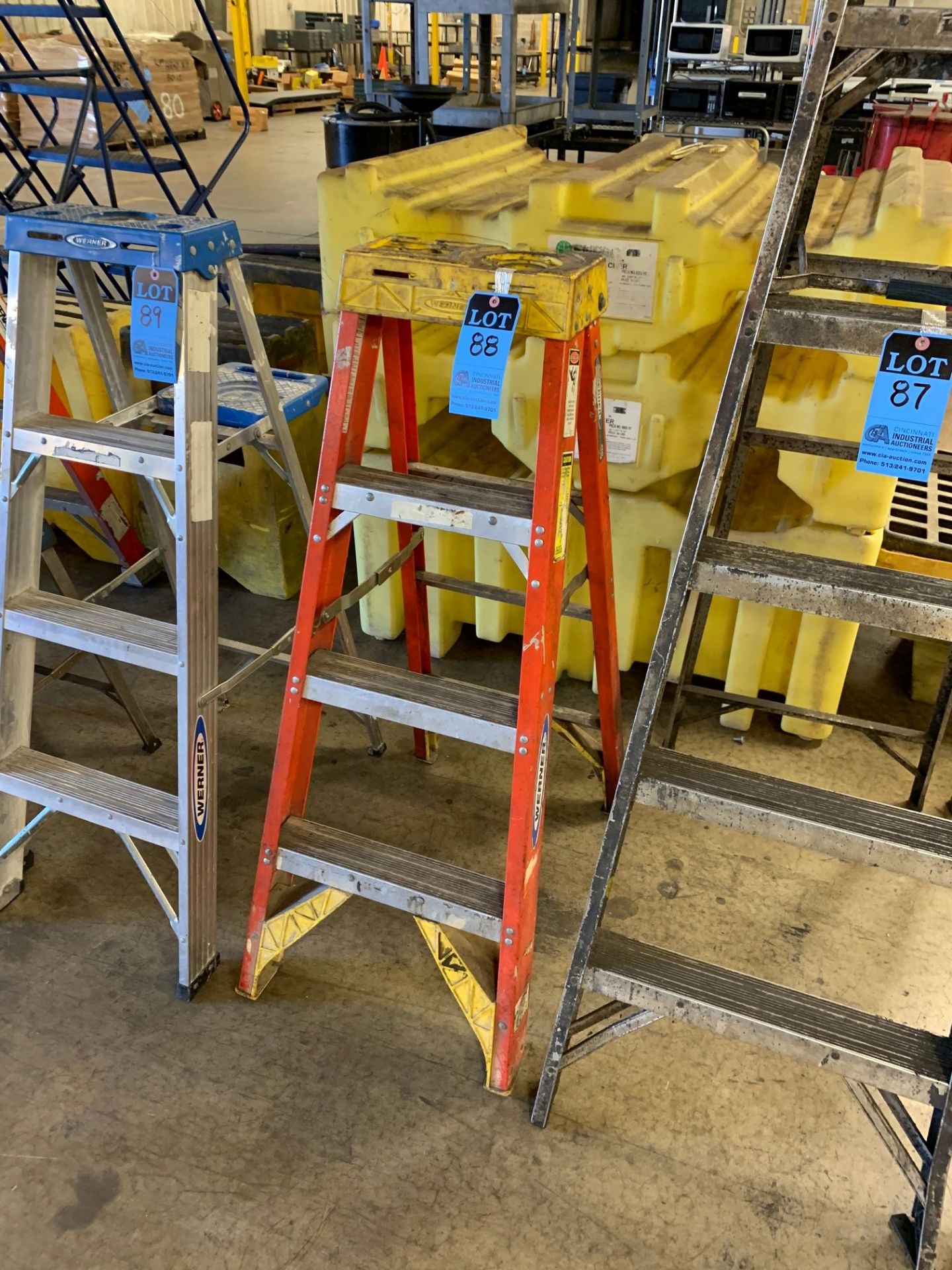 8' WERNER FIBERGLASS STEPLADDER