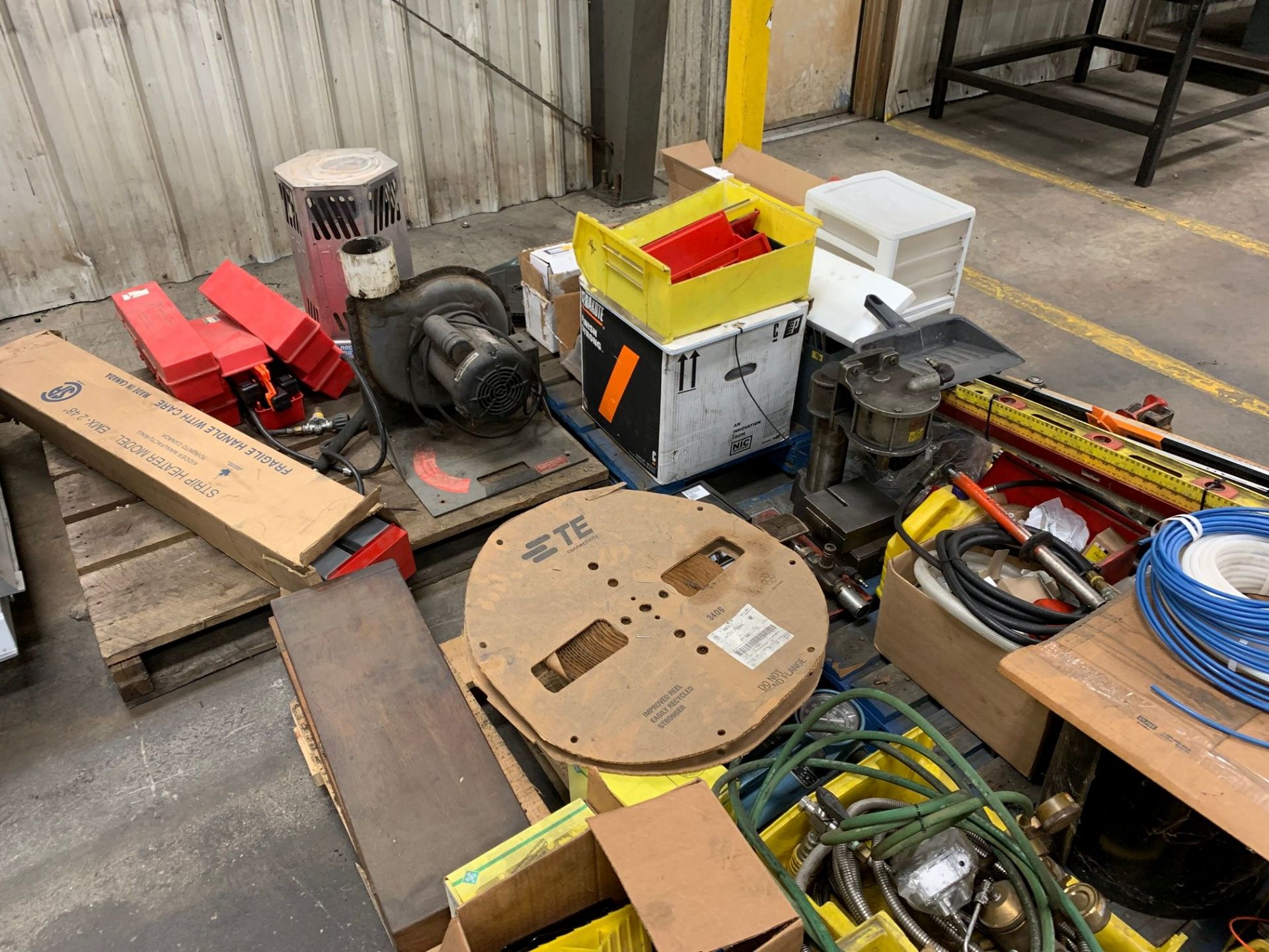 (LOT) MISCELLANEOUS PARTS, TOOLS, HOSE AND BUILDING MAINTENANCE SUPPLIES - Image 3 of 5