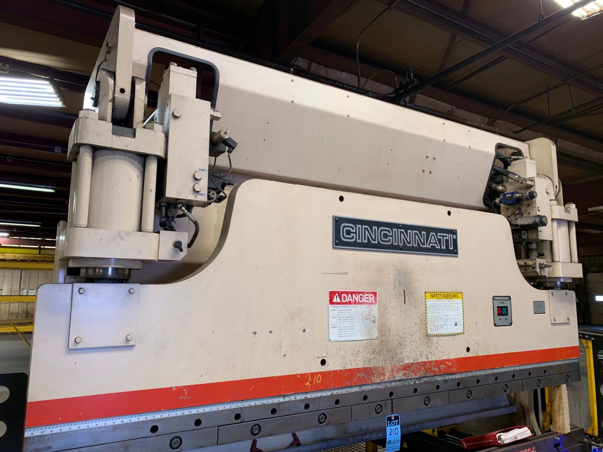 135 TON X 10' CINCINNATI MODEL 135AFTX8FT CNC PRESS BRAKE; S/N 53336, 10' OVERALL, 102" BETWEEN - Image 11 of 14