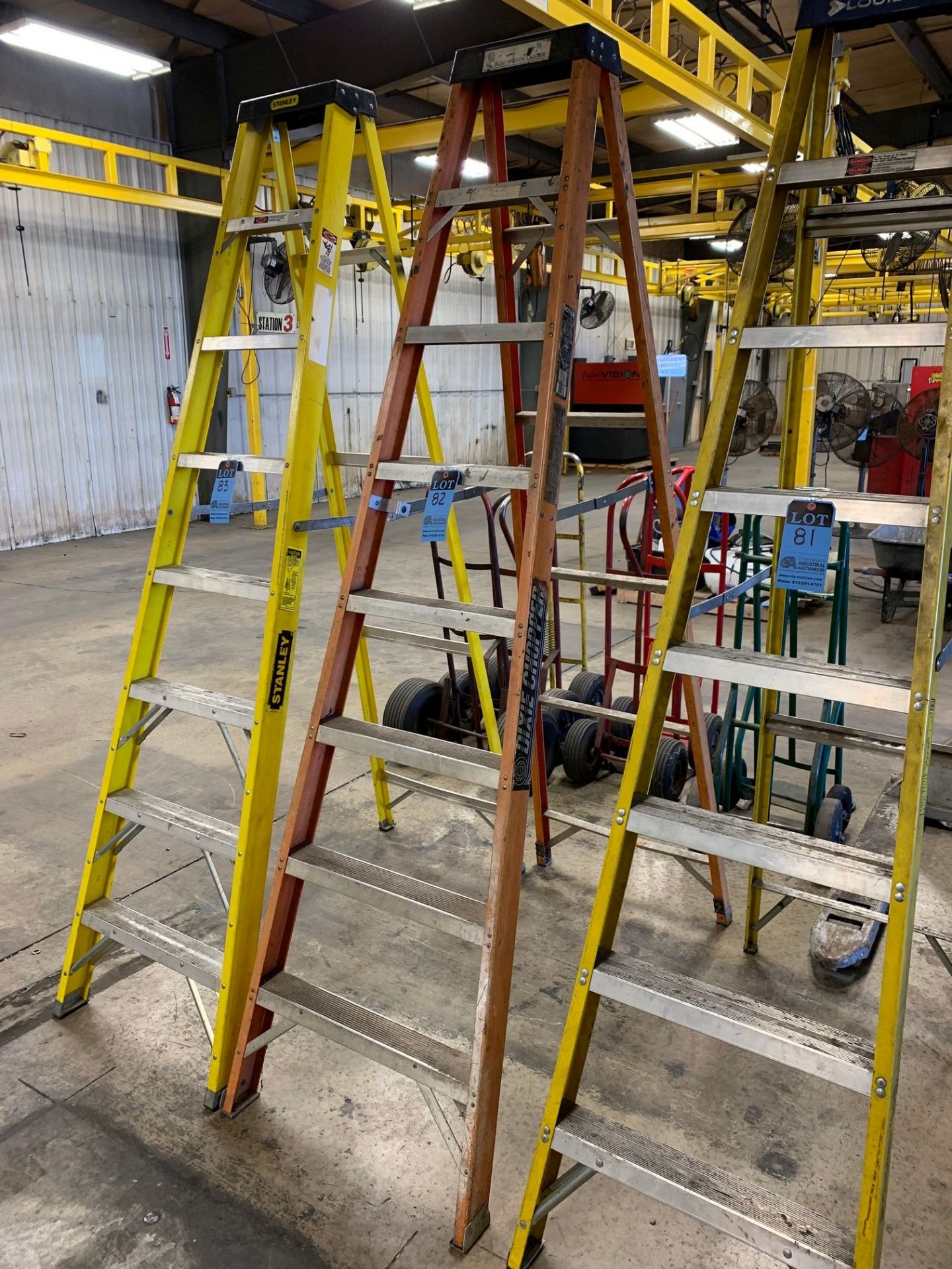 8' BLUE RIBBON FIBERGLASS STEPLADDER