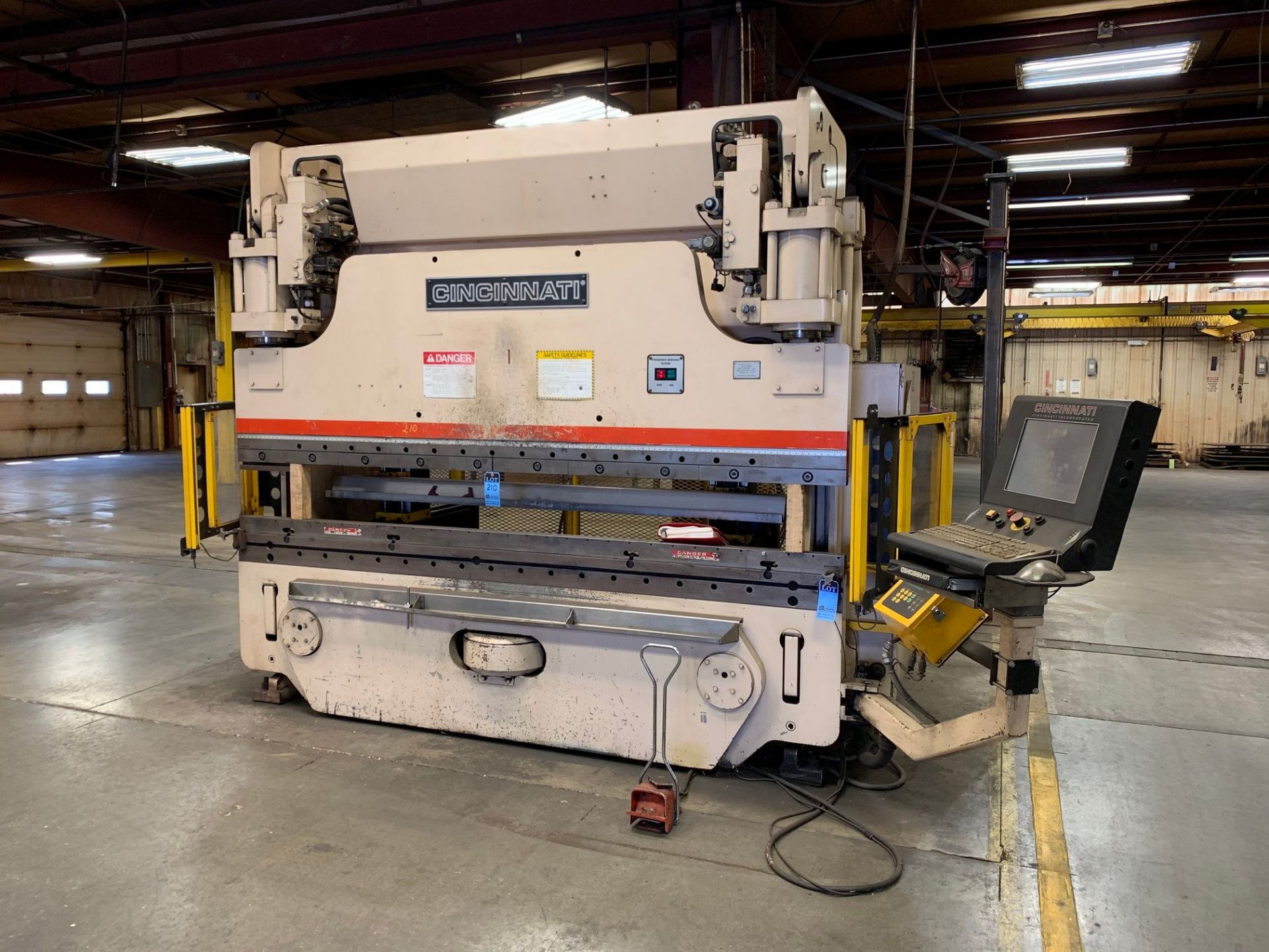 135 TON X 10' CINCINNATI MODEL 135AFTX8FT CNC PRESS BRAKE; S/N 53336, 10' OVERALL, 102" BETWEEN - Image 2 of 14