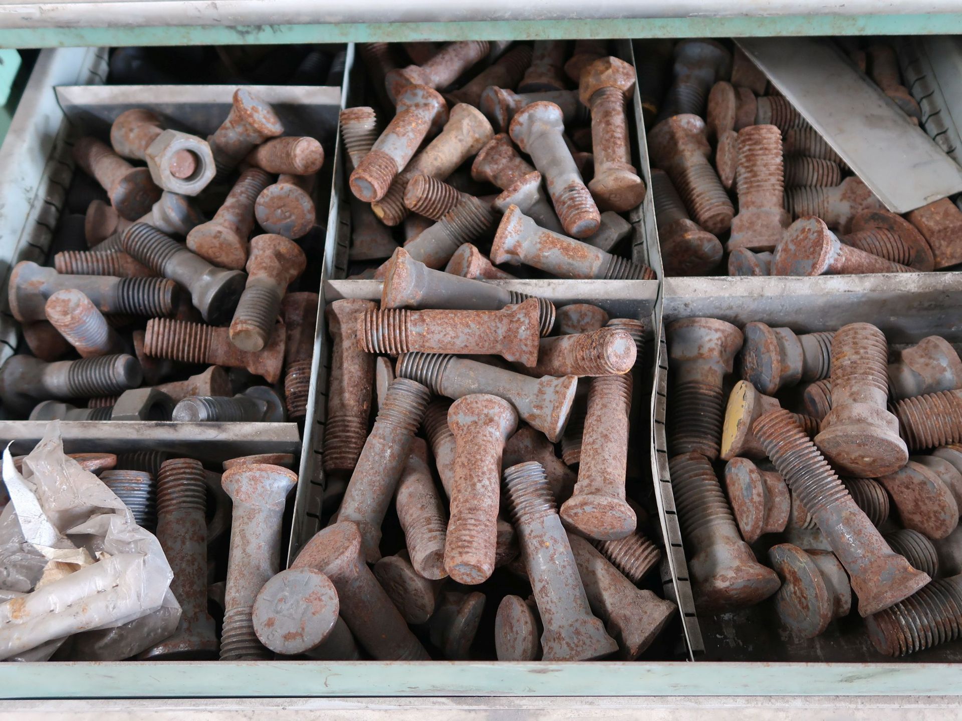 TEN-DRAWER NU-ERA VIDMAR STYLE CABINET AND CONTENTS WITH MISCELLANEOUS HARDWARE - Image 4 of 4