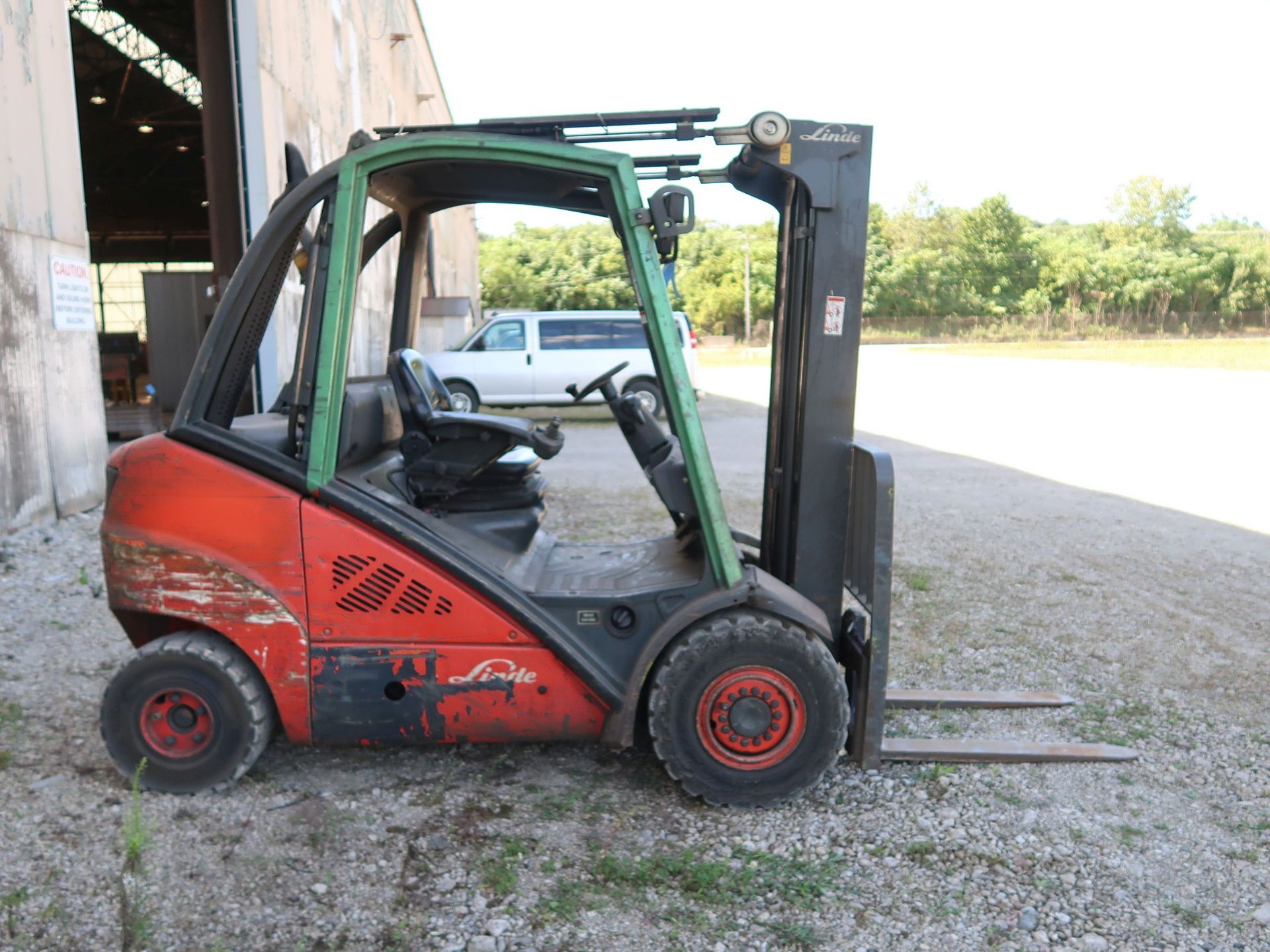 5,000 LB. LINDE MODEL H25D DIESEL POWERED SOLID PNEUMATIC TIRE LIFT TRUCK; S/N 05930, 2-STAGE - Image 4 of 11