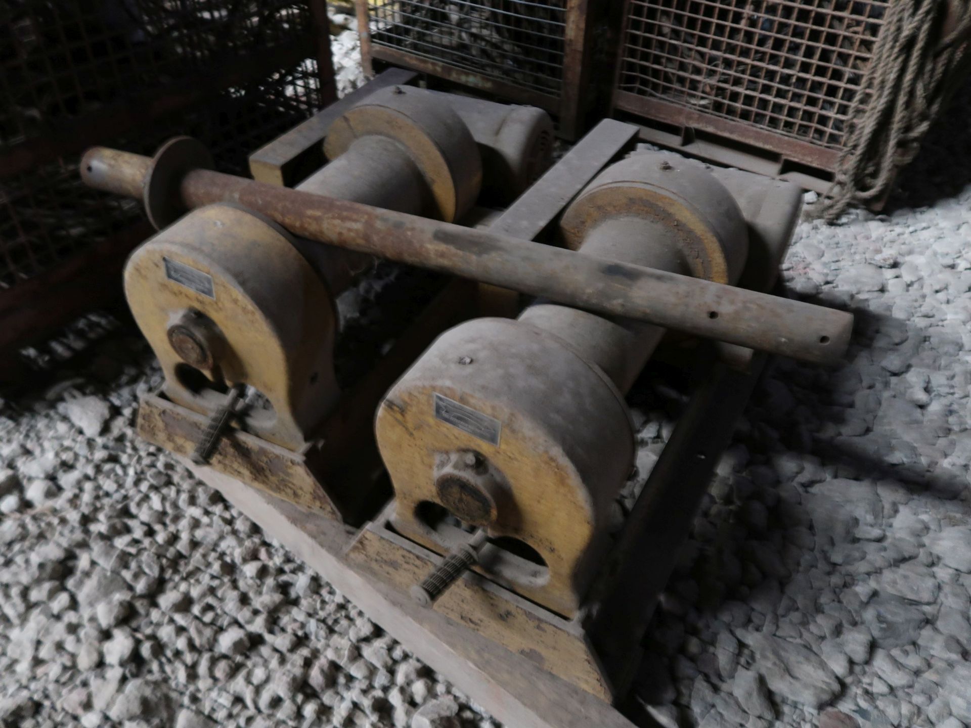 (LOT) LARGE QUANTITY OF STEEL ITEMS - PLATFORMS, BASKETS WITH RIGGING, SLINGS, SHACKLES, AND OTHER - - Image 4 of 10