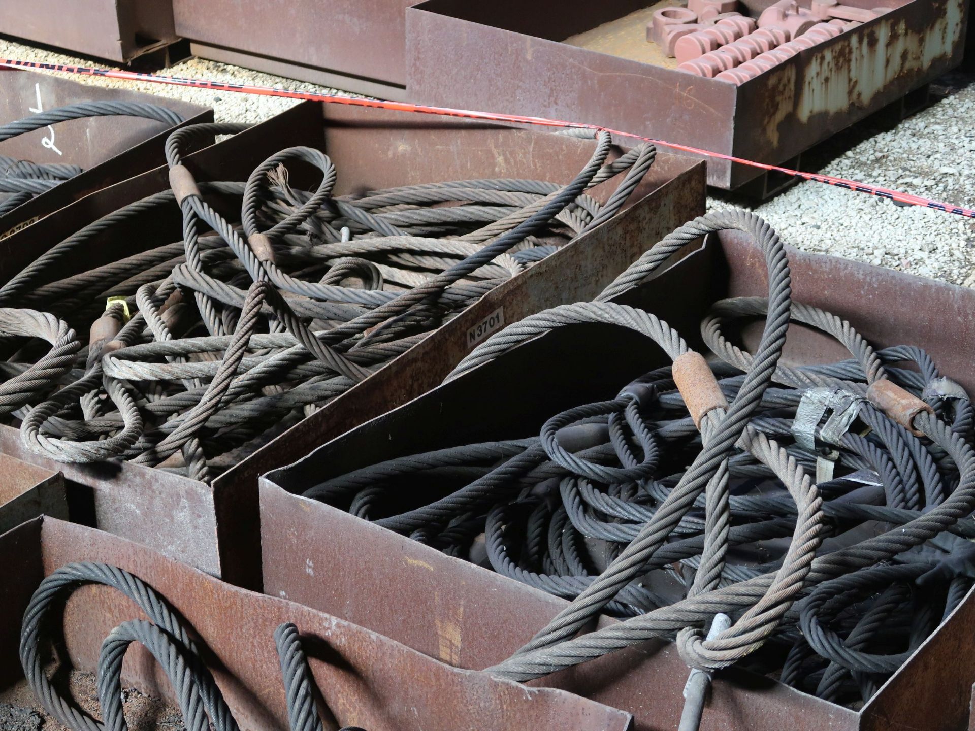 (LOT) LARGE QUANTITY OF STEEL ITEMS - PLATFORMS, BASKETS WITH RIGGING, SLINGS, SHACKLES, AND OTHER - - Image 9 of 10