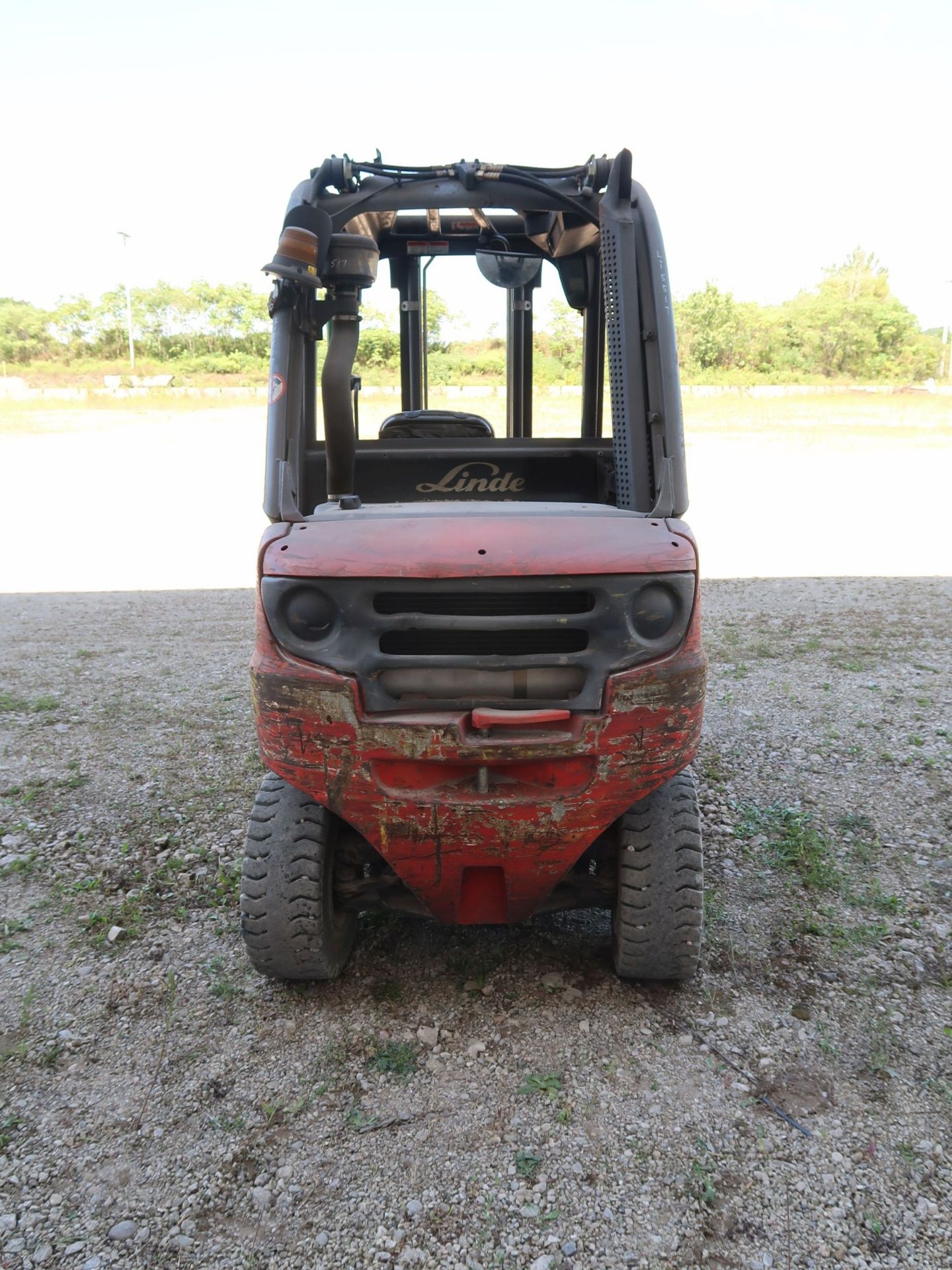 5,000 LB. LINDE MODEL H25D DIESEL POWERED SOLID PNEUMATIC TIRE LIFT TRUCK; S/N 05917, 2-STAGE - Image 6 of 10