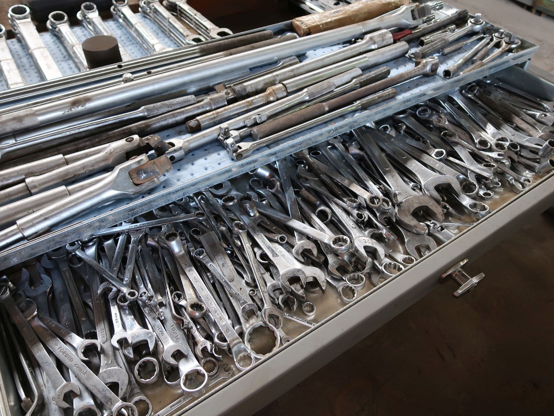 THREE DRAWER AMERICAN EAGLE TOOL CABINETS AND CONTENTS MISCELLANEOUS HAND TOOLS - Image 2 of 8