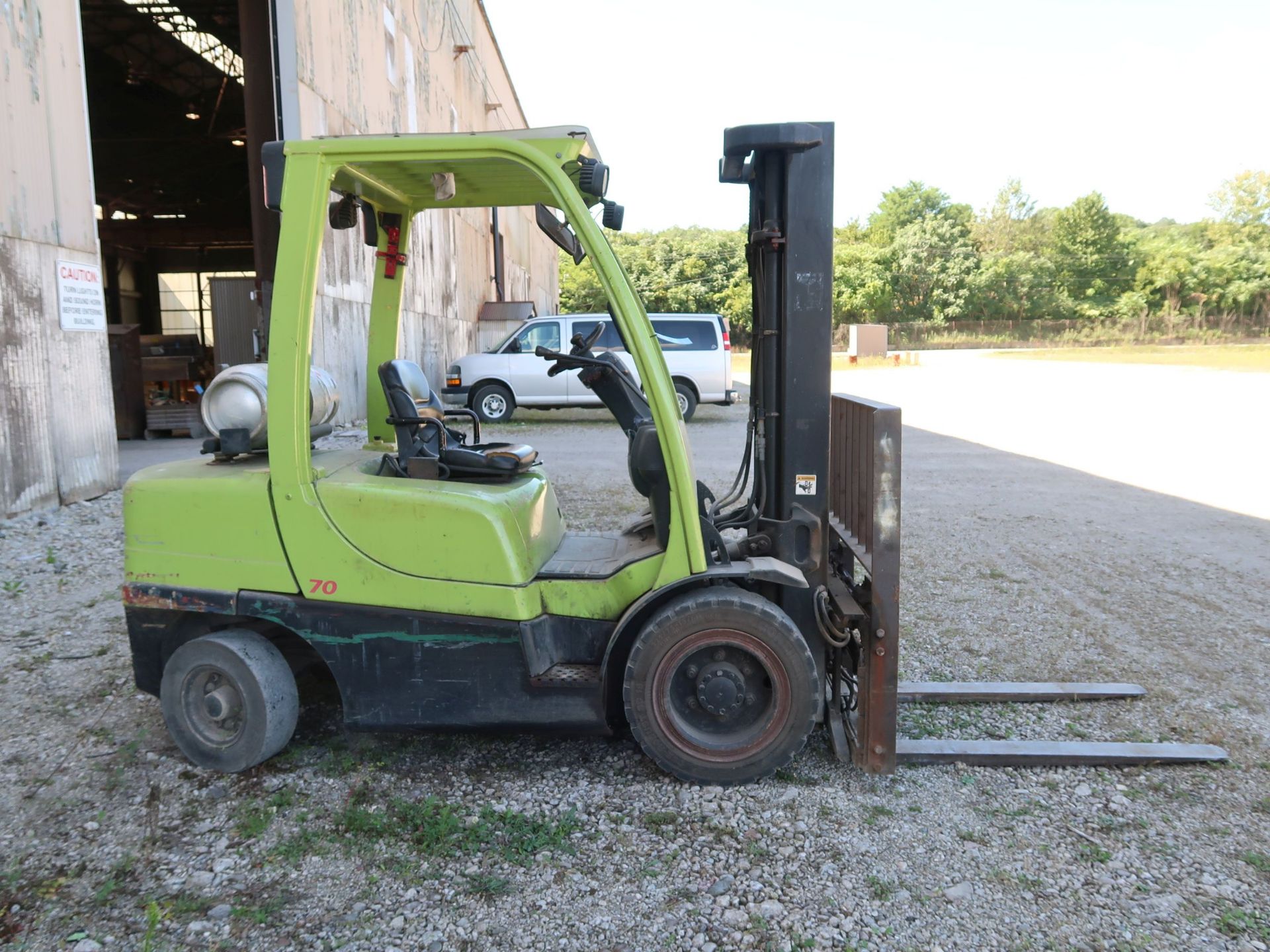 6,500 LB. HYSTER MODEL H70FT LP GAS SOLID PNEUMATIC TIRE LIFT TRUCK; S/N L177VB8144J, 2-STAGE - Image 4 of 11