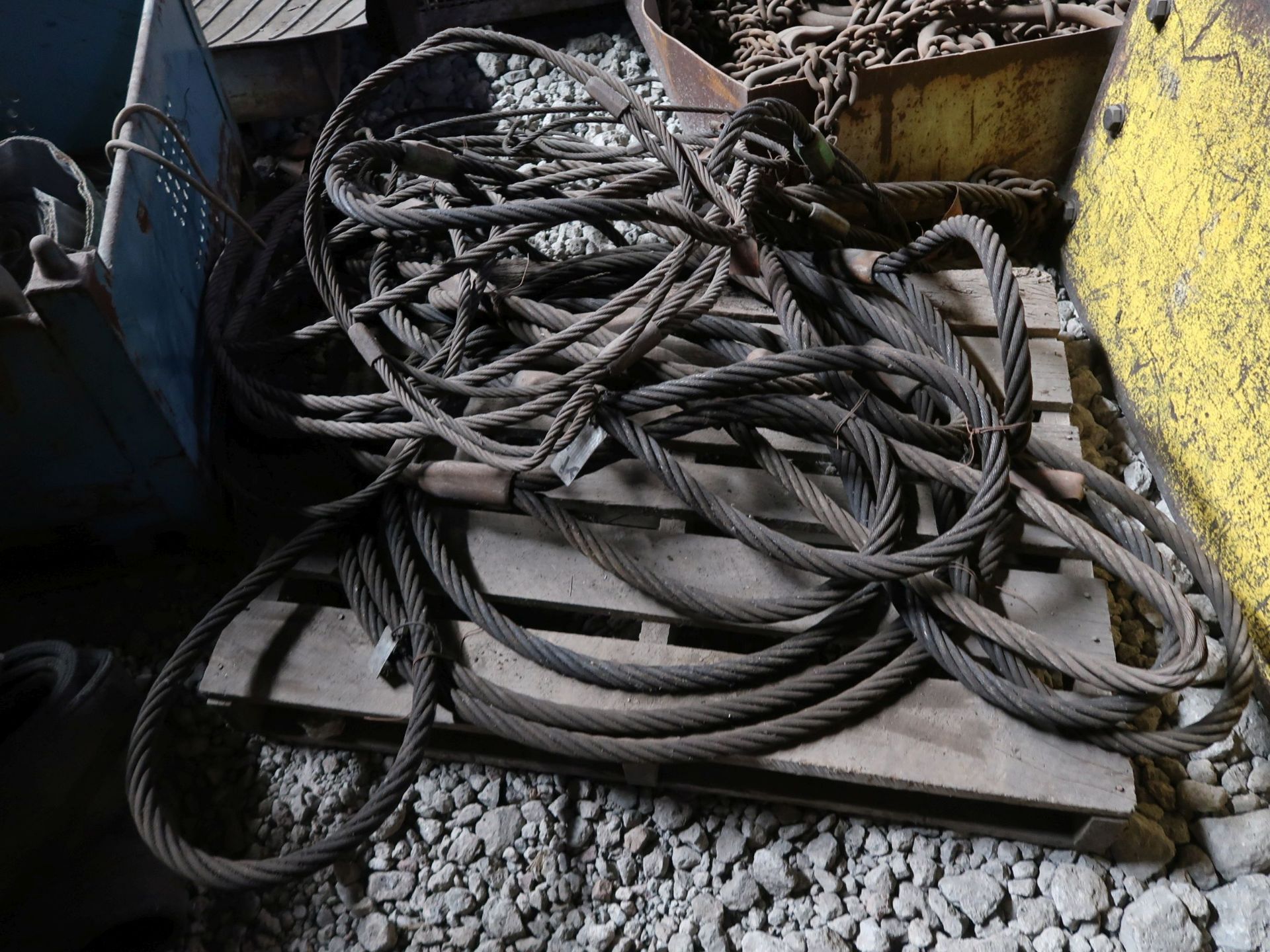 (LOT) LARGE QUANTITY OF STEEL ITEMS - PLATFORMS, BASKETS WITH RIGGING, SLINGS, SHACKLES, AND OTHER - - Image 6 of 10