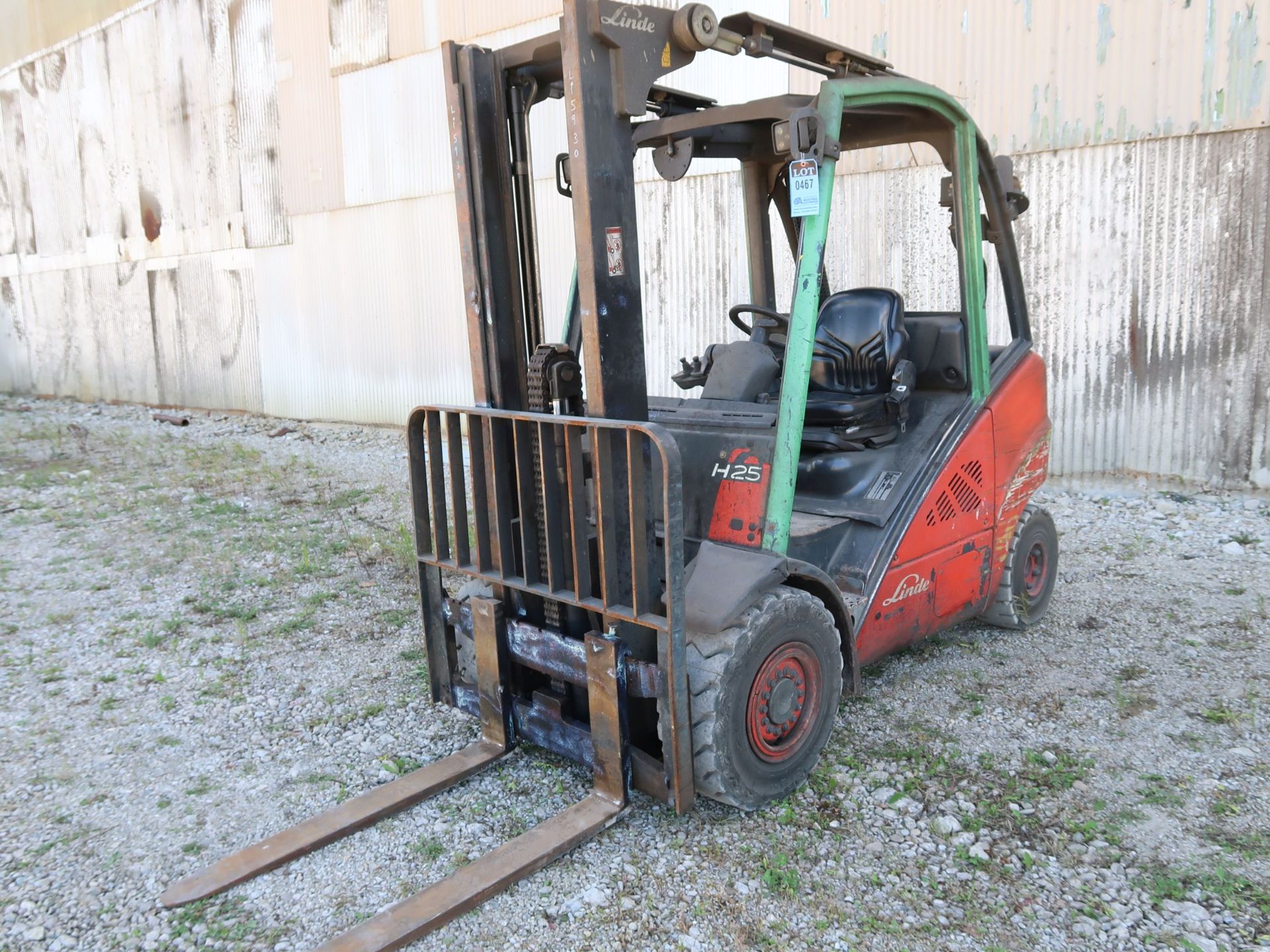 5,000 LB. LINDE MODEL H25D DIESEL POWERED SOLID PNEUMATIC TIRE LIFT TRUCK; S/N 05930, 2-STAGE