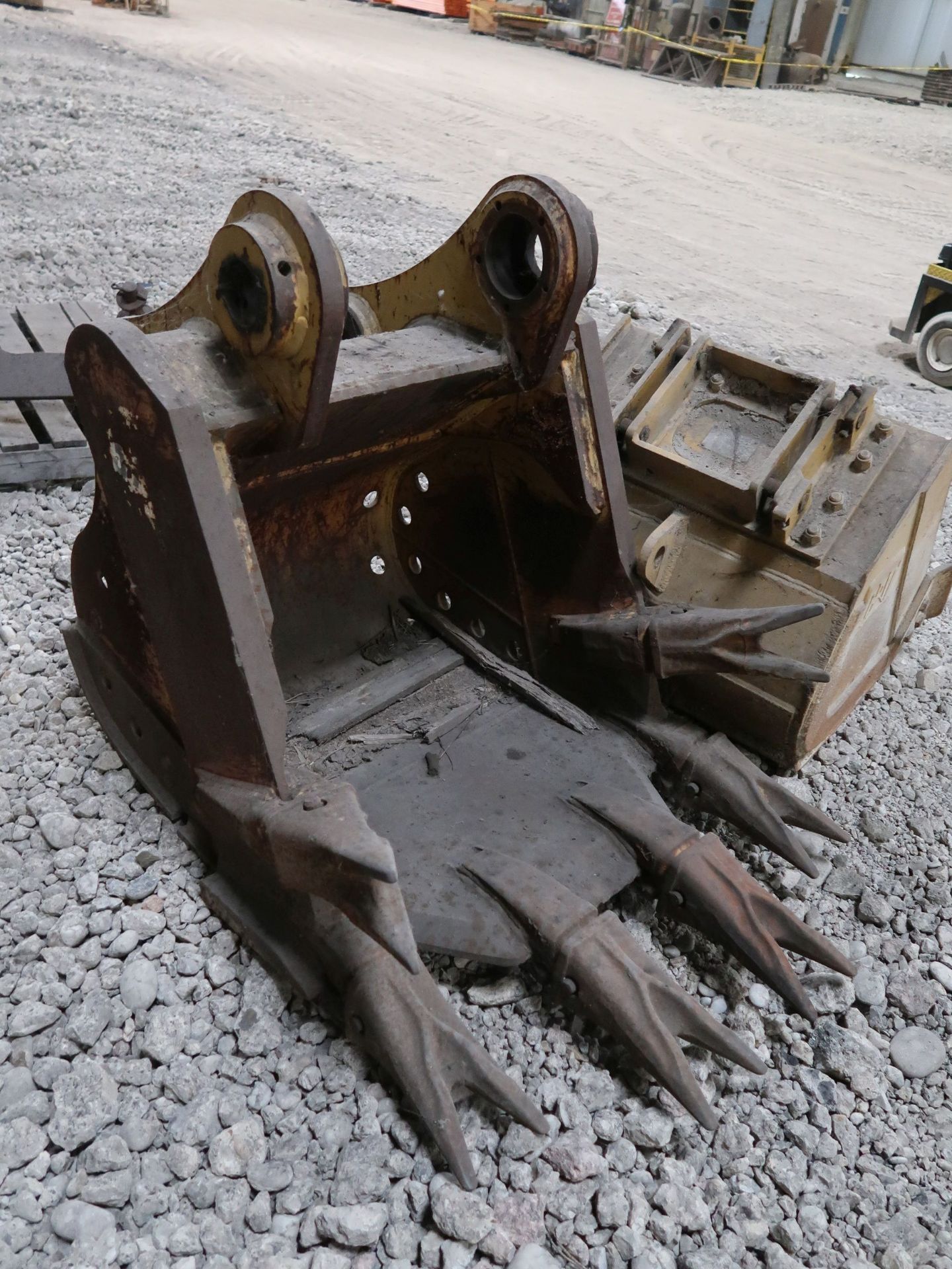 (LOT) CRANE, SHEAVE BLOCK, CAT, EXCAVATOR BUCKET, GRAPPLE ATTACHMENT - Image 3 of 5