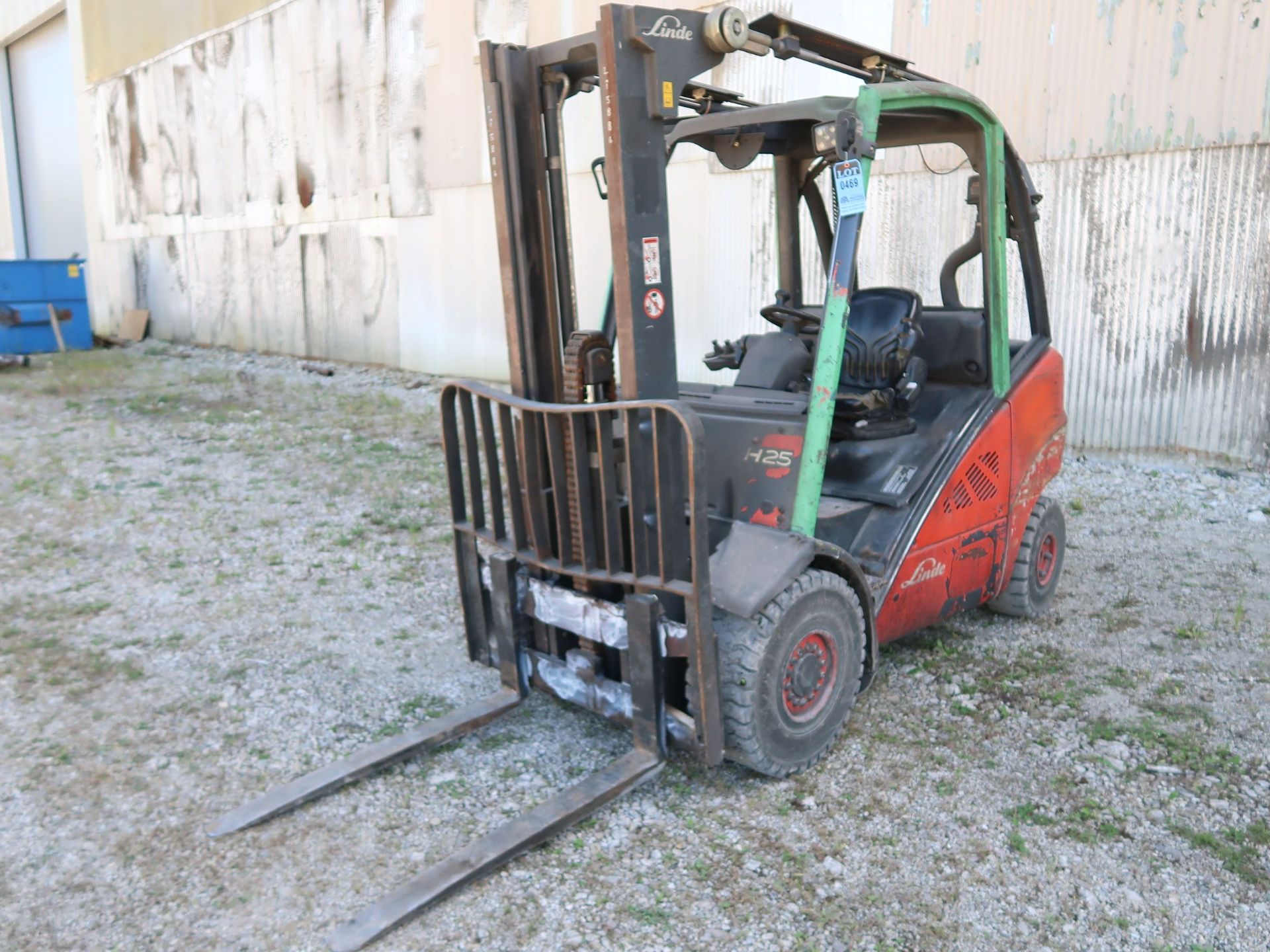 5,000 LB. LINDE MODEL H25D DIESEL POWERED SOLID PNEUMATIC TIRE LIFT TRUCK; S/N 05886, 2-STAGE