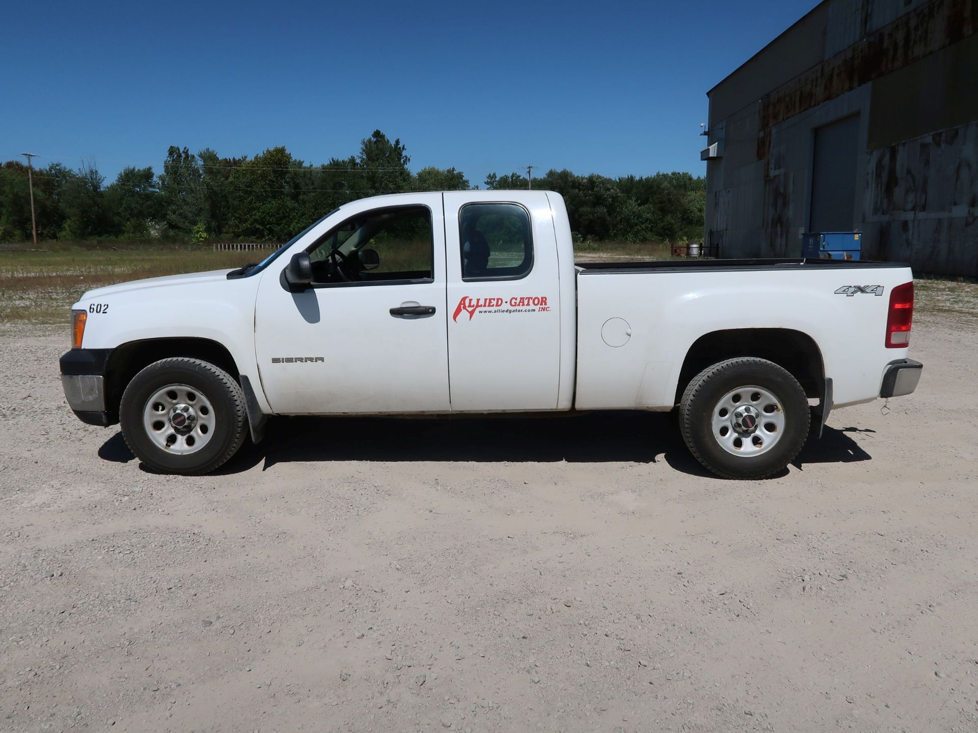 2011 GMC 1500 FOUR WHEEL DRIVE PICKUP TRUCK; VIN 1GTR2TEA3BZ435209, 4.8 LITER, 157,993 MILES, UNIT - Image 8 of 12