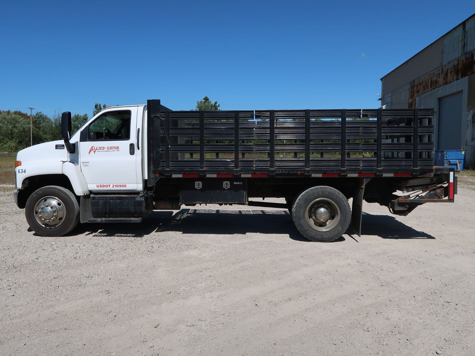 2000 GMC 16' STAKE BODY TRUCK; VIN 1GDJ6C1G38F403572, AUTOMATIC, 8,1 LITER ENGINE, LIFT GATE, 90,403 - Image 8 of 14