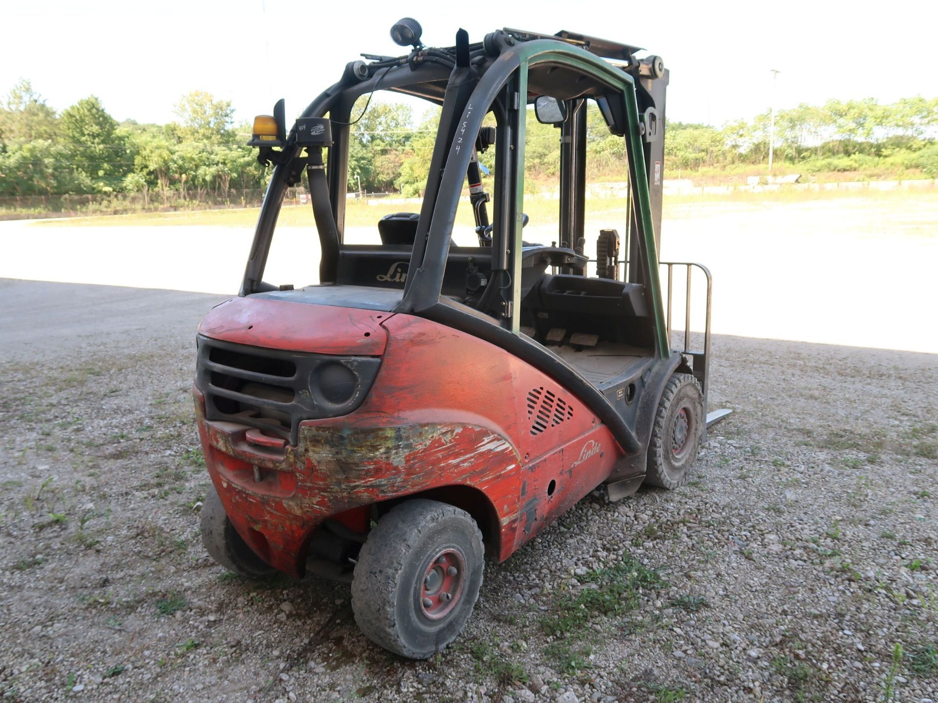 5,000 LB. LINDE MODEL H25D DIESEL POWERED SOLID PNEUMATIC TIRE LIFT TRUCK; S/N 05424, 2-STAGE - Image 5 of 11