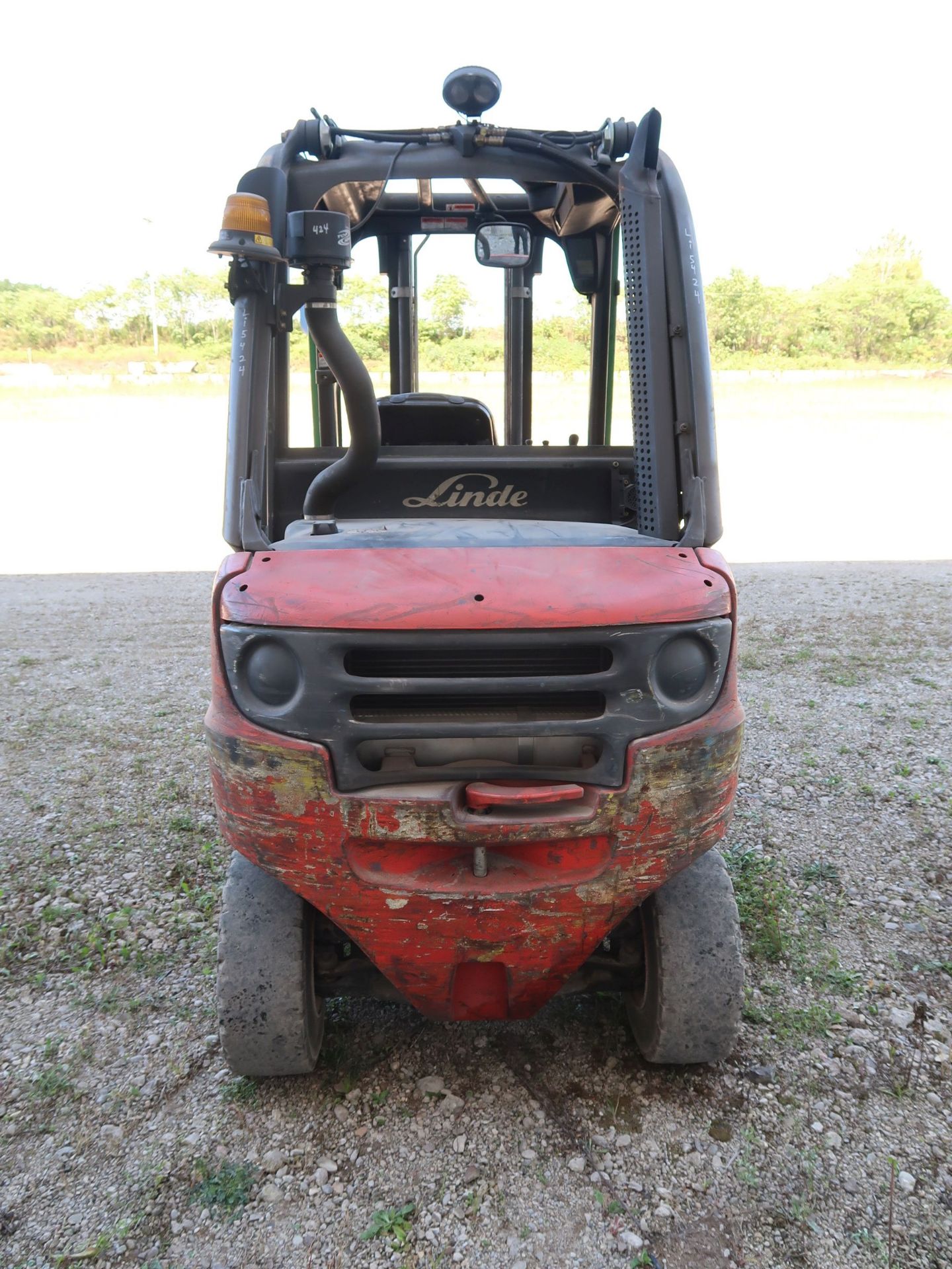 5,000 LB. LINDE MODEL H25D DIESEL POWERED SOLID PNEUMATIC TIRE LIFT TRUCK; S/N 05424, 2-STAGE - Image 6 of 11