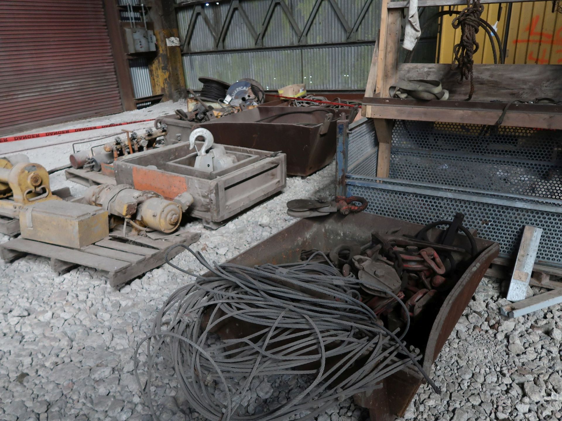 (LOT) LARGE QUANTITY OF STEEL ITEMS - PLATFORMS, BASKETS WITH RIGGING, SLINGS, SHACKLES, AND OTHER - - Image 3 of 10