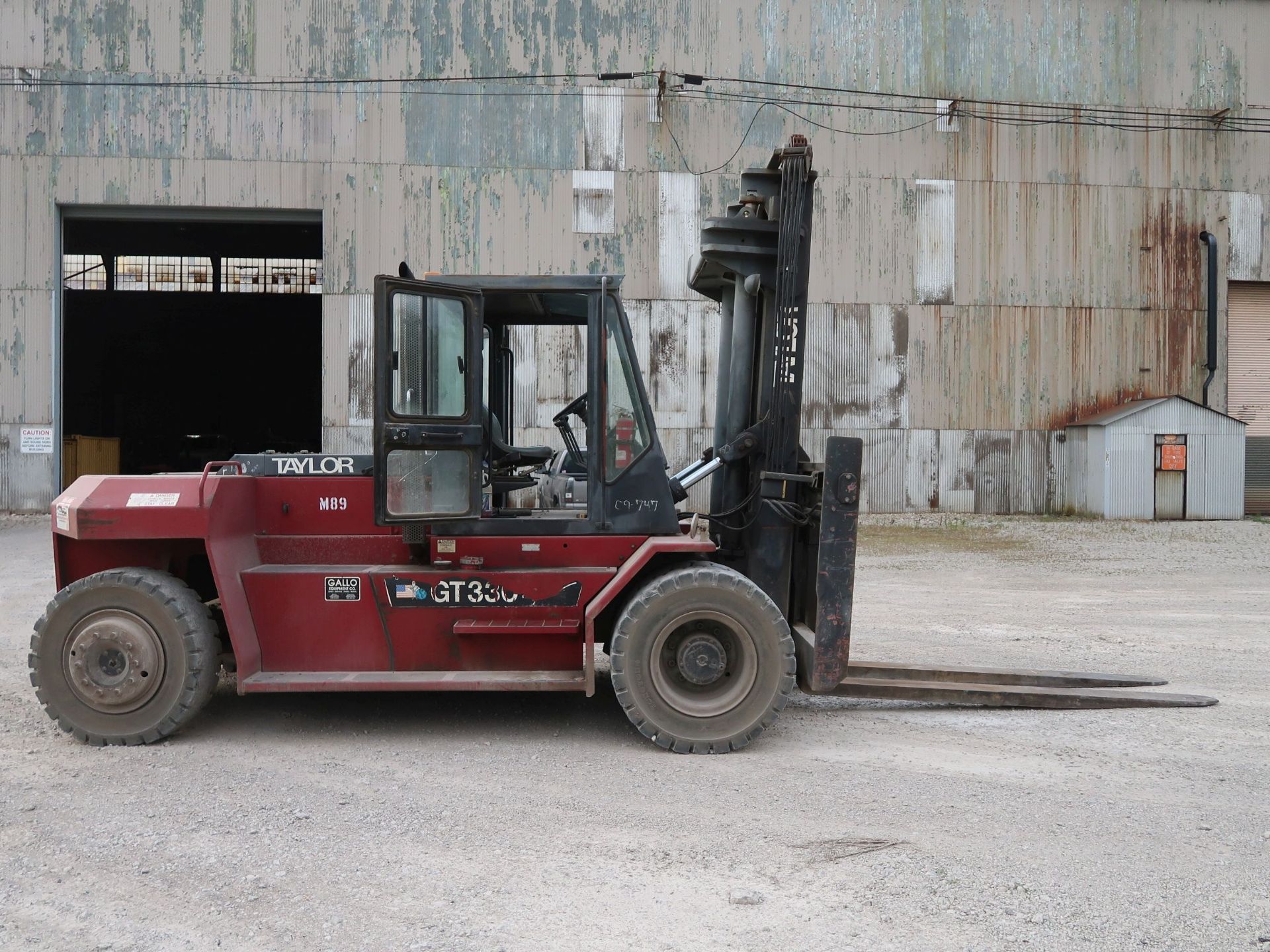 33,000 LB. TAYLOR MODEL GT330 DIESEL POWER PNEUMATIC TIRE LIFT TRUCK; S/N S-27-23690, TRUCK WEIGHT - Image 4 of 12