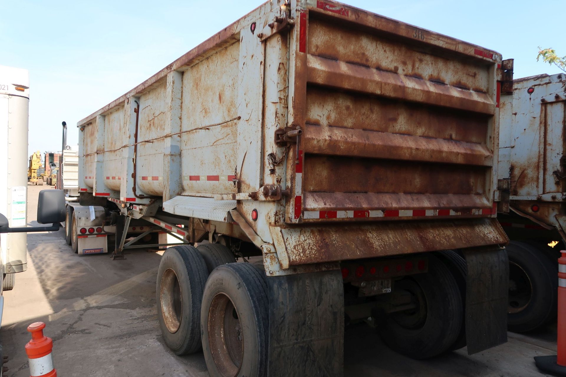 1999 CLEMENT DUMP TRAILER; VIN 1C9BB30B8XM110460, UNIT 01-316 - Image 4 of 5