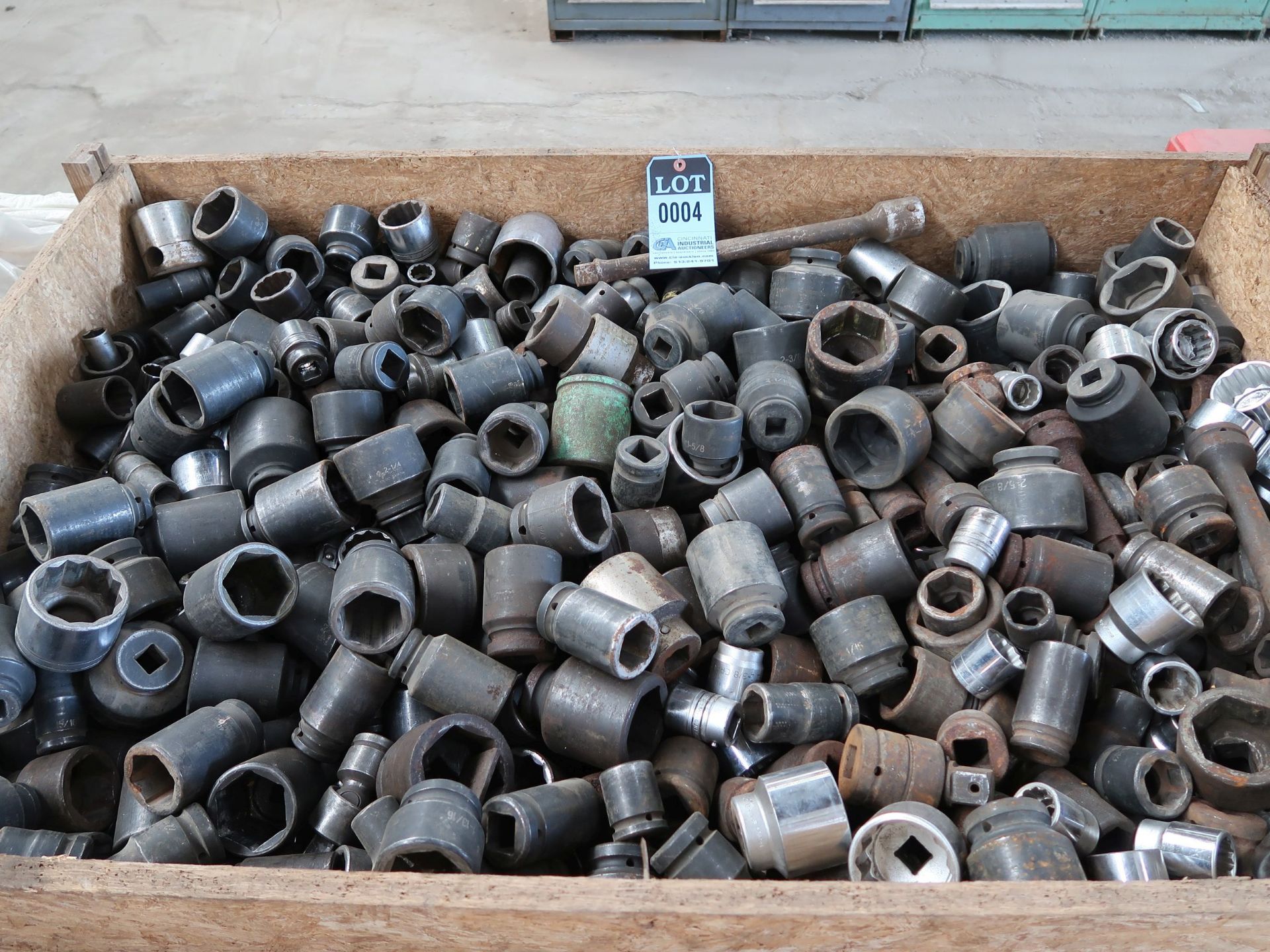 (LOT) LARGE ASSORTMENT 3/4" AND 1" DRIVE BLACK IRON IMPACT SOCKETS