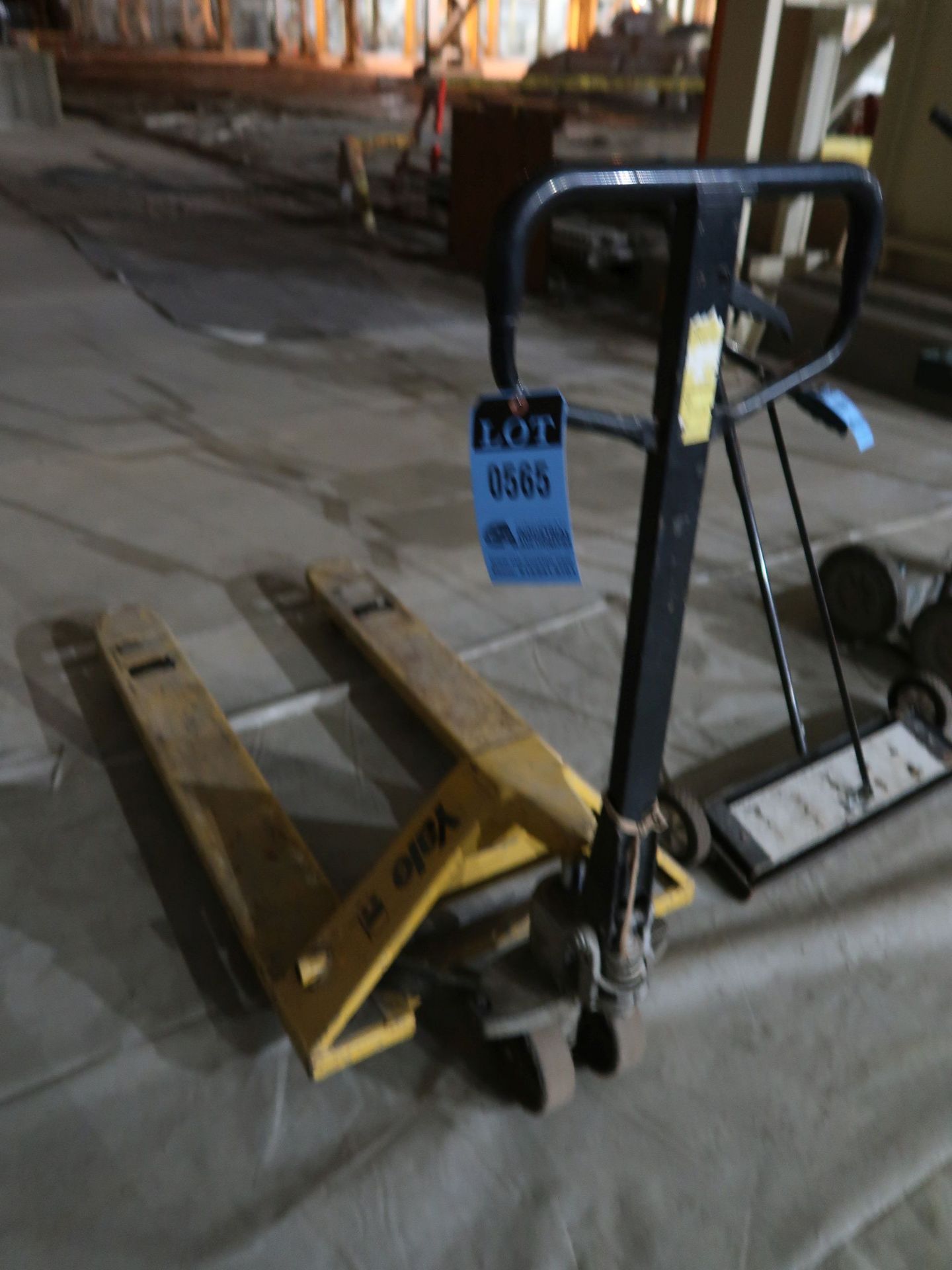 5,000 LB. PALLET TRUCK