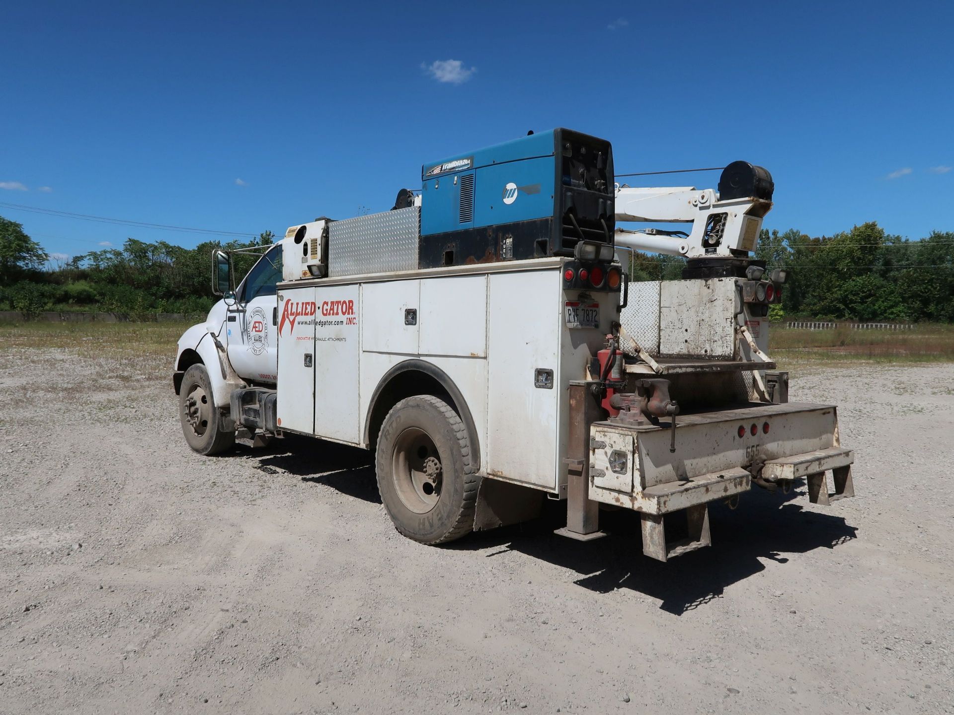 2002 FORD F650 SUPER DUTY SERVICE TRUCK; VIN 3FDNF65H92MA27182, CAT 3126, WELDER, CRANE, AIR - Image 7 of 18