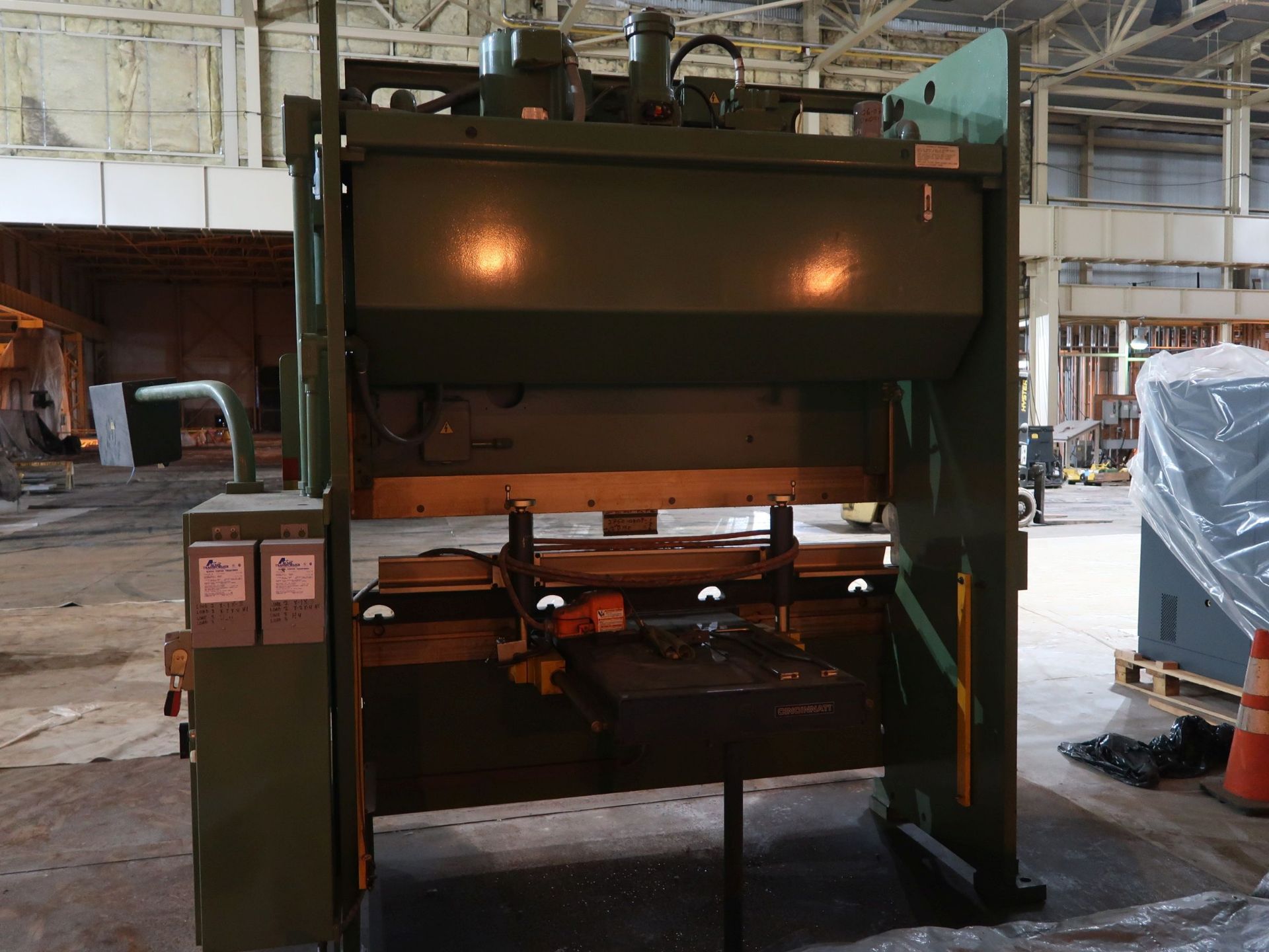 90 TON X 6' CINCINNATI MODEL 90CB11X6 HYDRAULIC BRAKE PRESS WITH CNC BACK GAGE; S/N 51163, 8' BED - Image 6 of 11