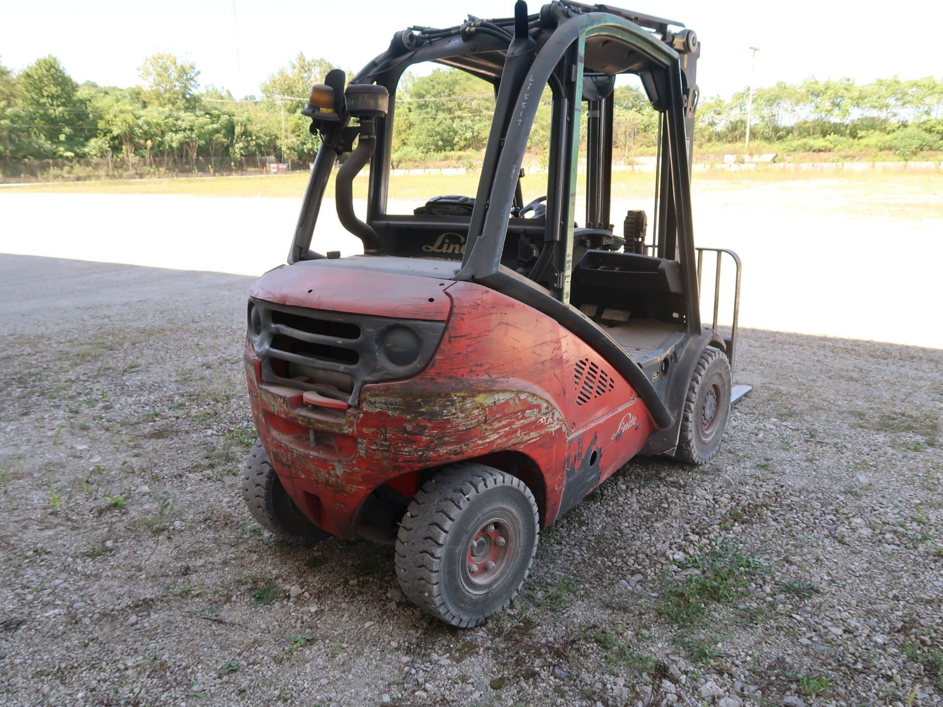 5,000 LB. LINDE MODEL H25D DIESEL POWERED SOLID PNEUMATIC TIRE LIFT TRUCK; S/N 05917, 2-STAGE - Image 5 of 10