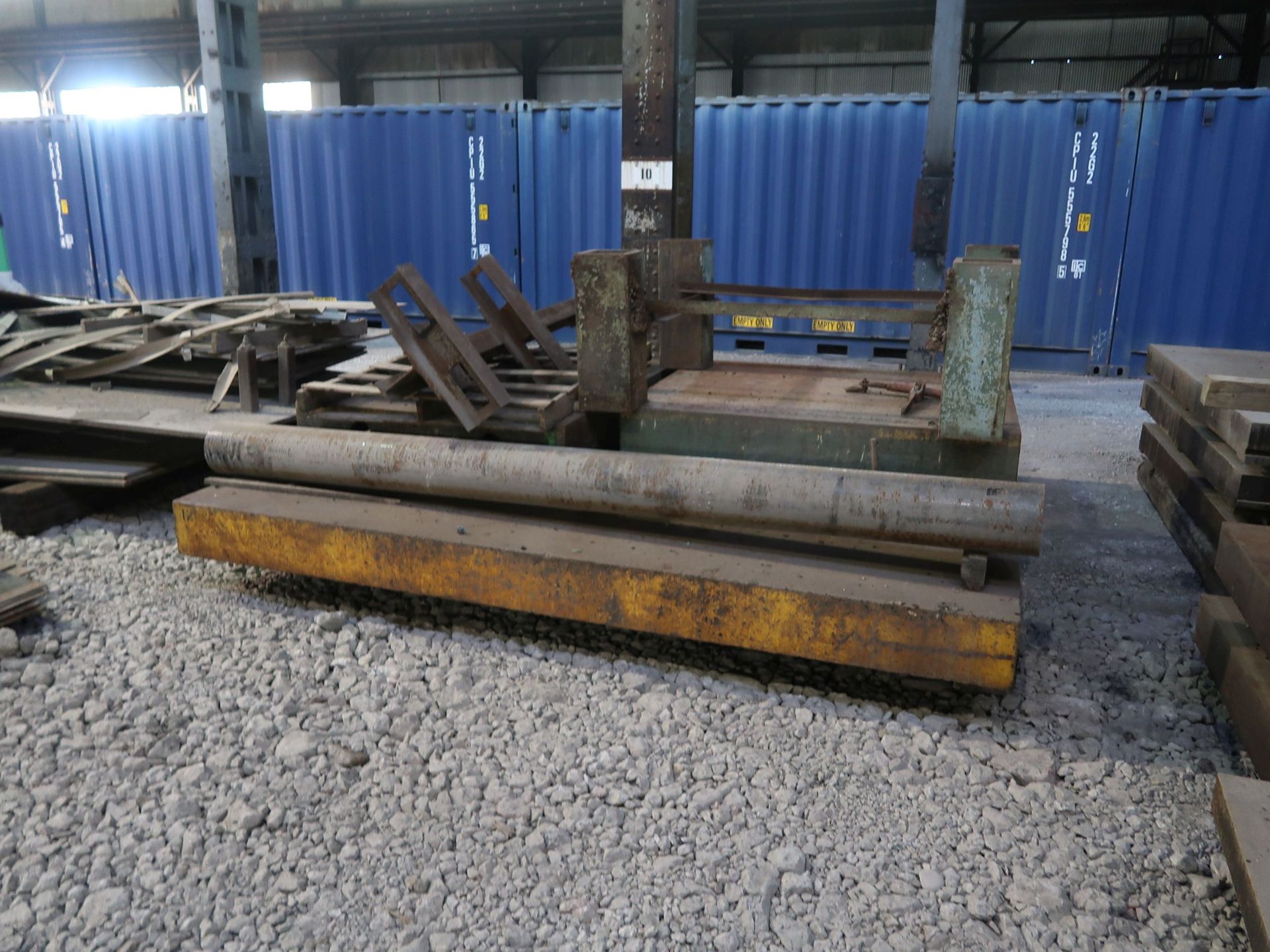 (LOT) LARGE QUANTITY OF STEEL ITEMS: WIRE BASKET OF ROPE, STEEL RACKS, (3) 80" X 96' FLOOR PLATES, - Image 5 of 6